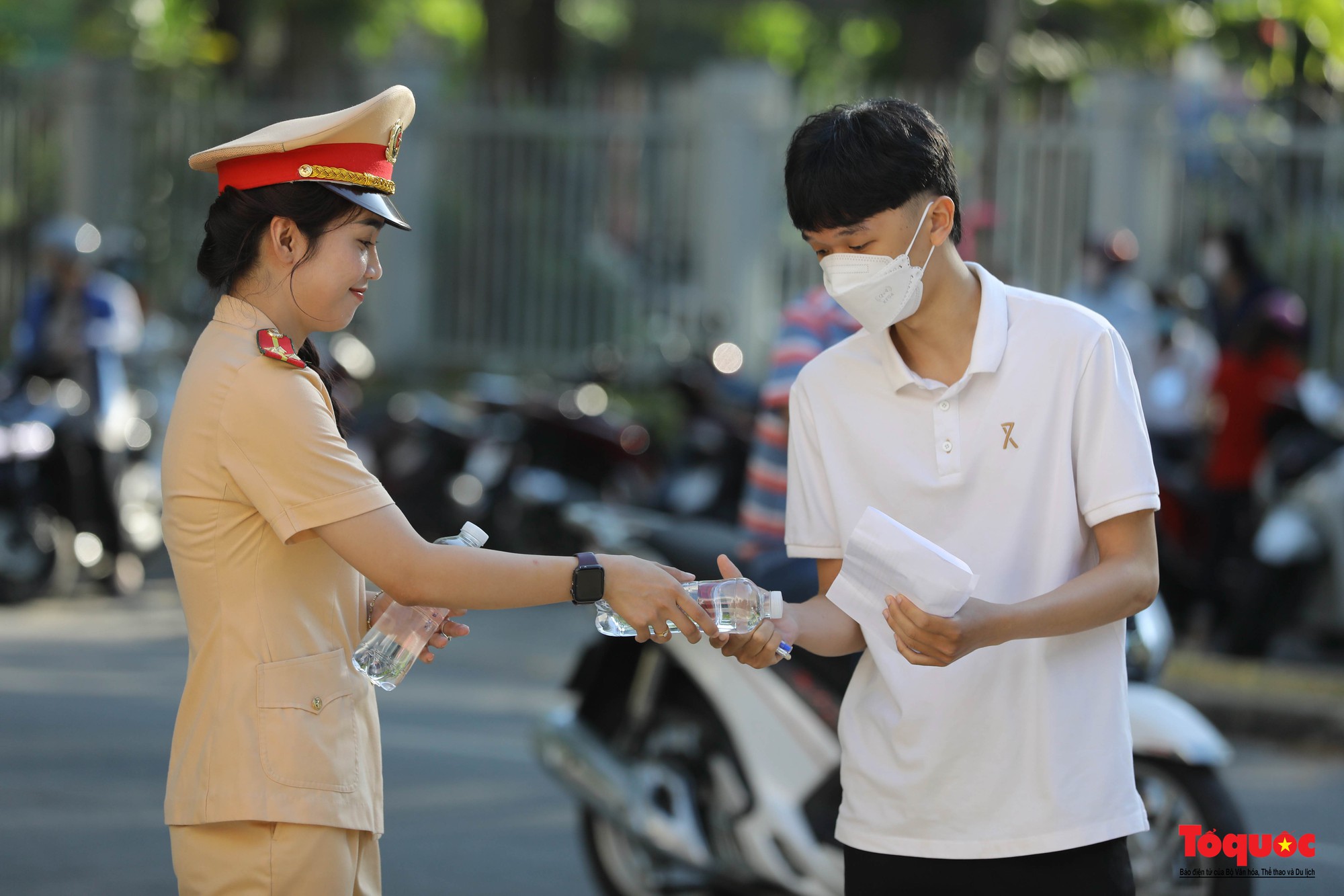 Cảnh sát giao thông Đà Nẵng phát nước và bút chì cho các sĩ tử - Ảnh 9.