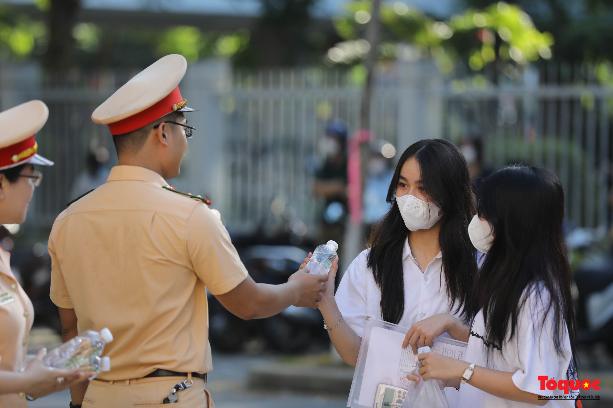 Cảnh sát giao thông Đà Nẵng phát nước và bút chì cho các sĩ tử - Ảnh 12.