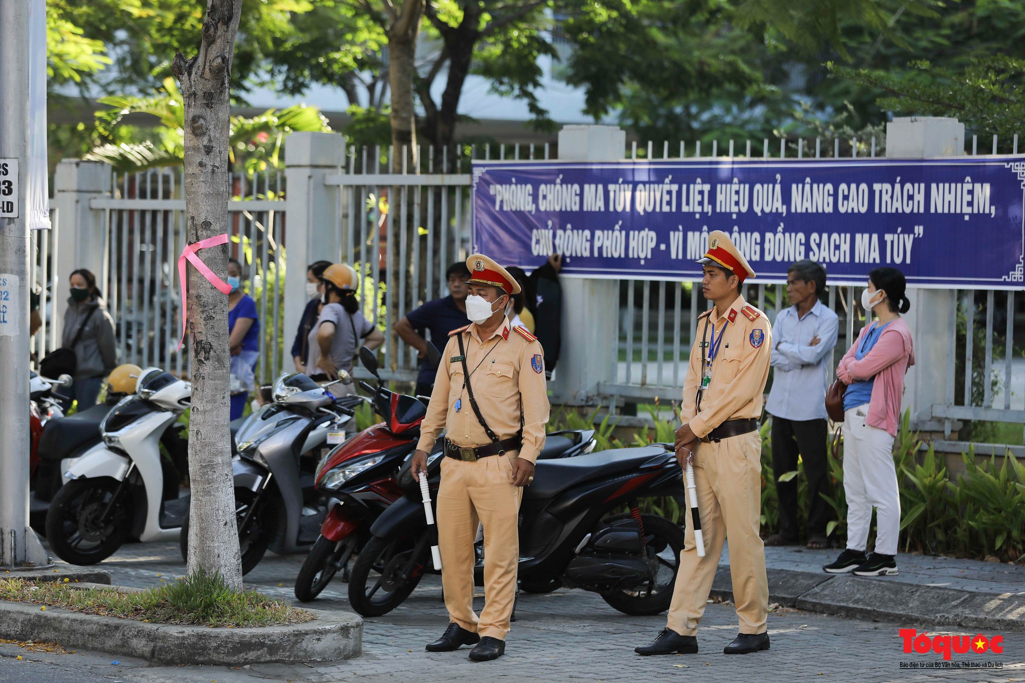 Cảnh sát giao thông Đà Nẵng phát nước và bút chì cho các sĩ tử - Ảnh 5.