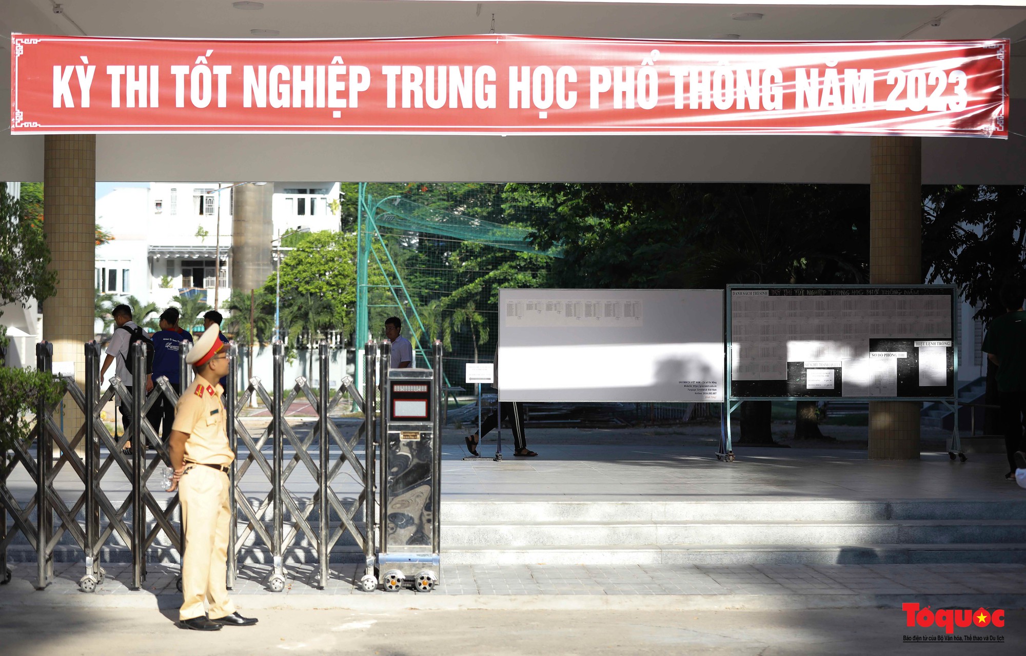 Cảnh sát giao thông Đà Nẵng phát nước và bút chì cho các sĩ tử - Ảnh 4.