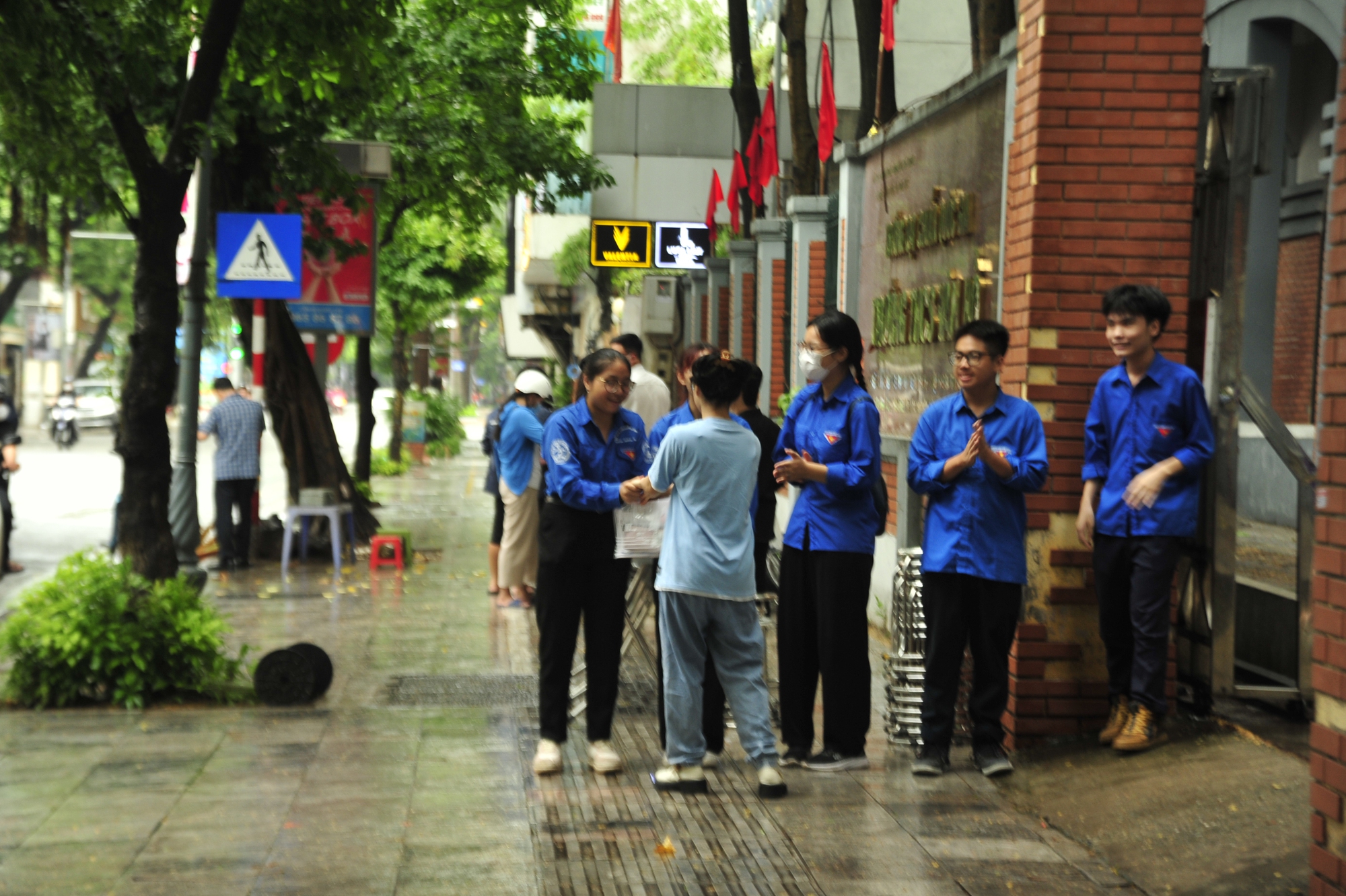 Tại điểm thi này, lực lượng thanh niên tình nguyện cũng đã hỗ trợ, che ô tránh mưa, phát nước cho các sĩ tử.