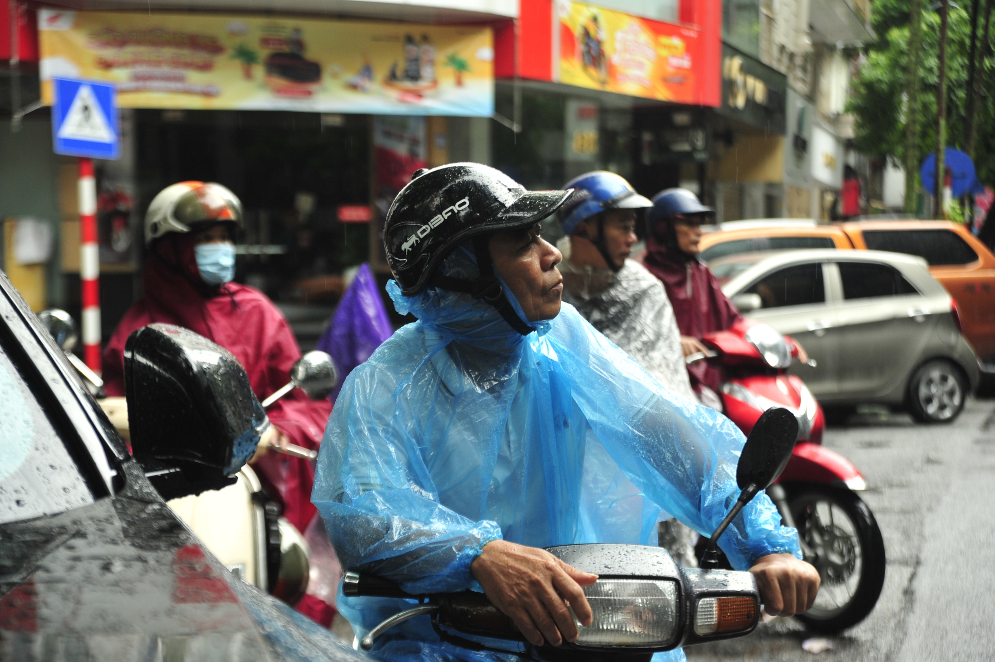 Dù trời có mưa nhưng nhiều phụ huynh vẫn cố đứng đợi con ở ngoài