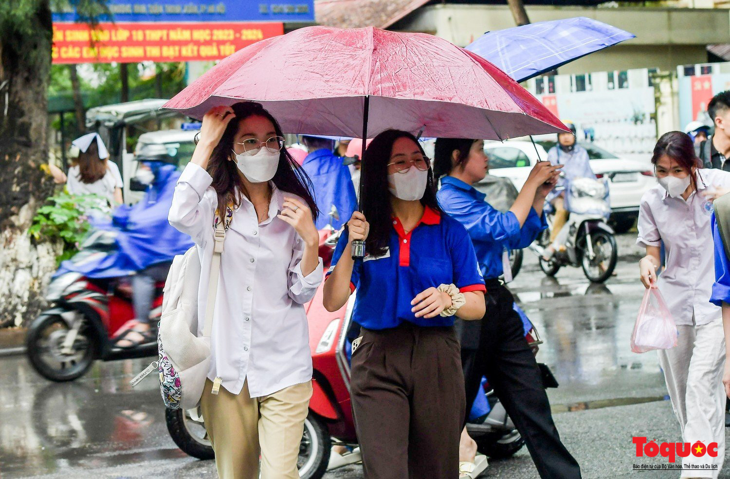 Thi tốt nghiệp THPT: Sĩ tử &quot;đội&quot; mưa đến trường trong buổi thi đầu tiên - Ảnh 8.