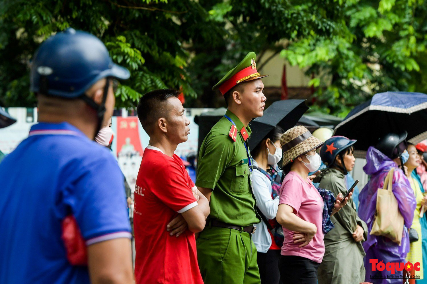 Thi tốt nghiệp THPT: Sĩ tử &quot;đội&quot; mưa đến trường trong buổi thi đầu tiên - Ảnh 13.