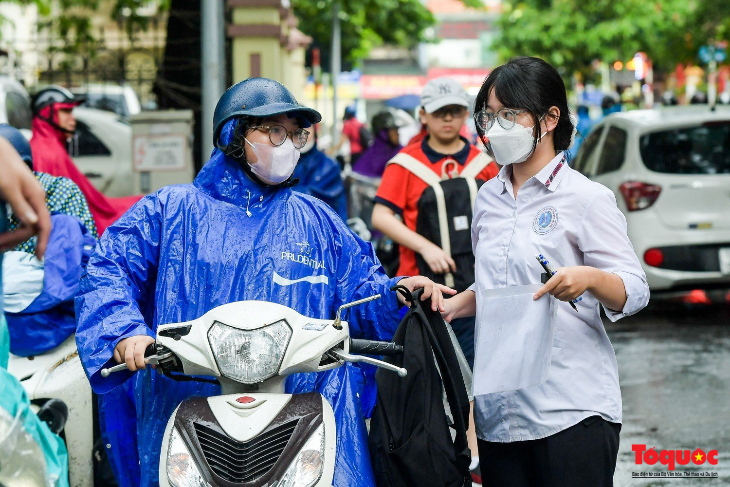 Thi tốt nghiệp THPT: Sĩ tử &quot;đội&quot; mưa đến trường trong buổi thi đầu tiên - Ảnh 6.