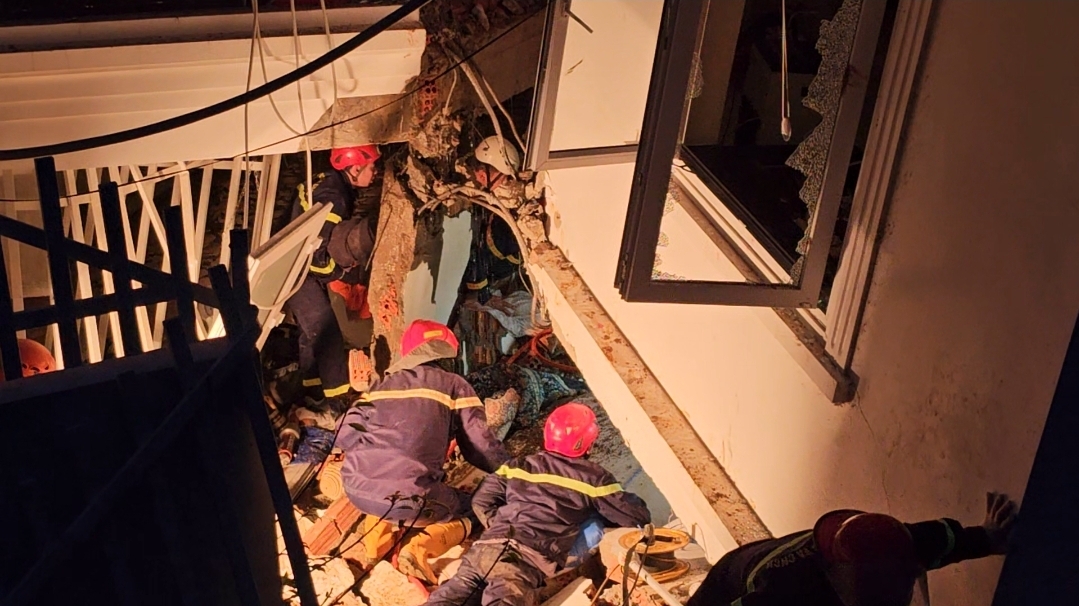 Vụ sạt lở trong đêm tại Đà Lạt: Nỗ lực cứu hộ 2 nạn nhân đang bị vùi lấp - Ảnh 1.