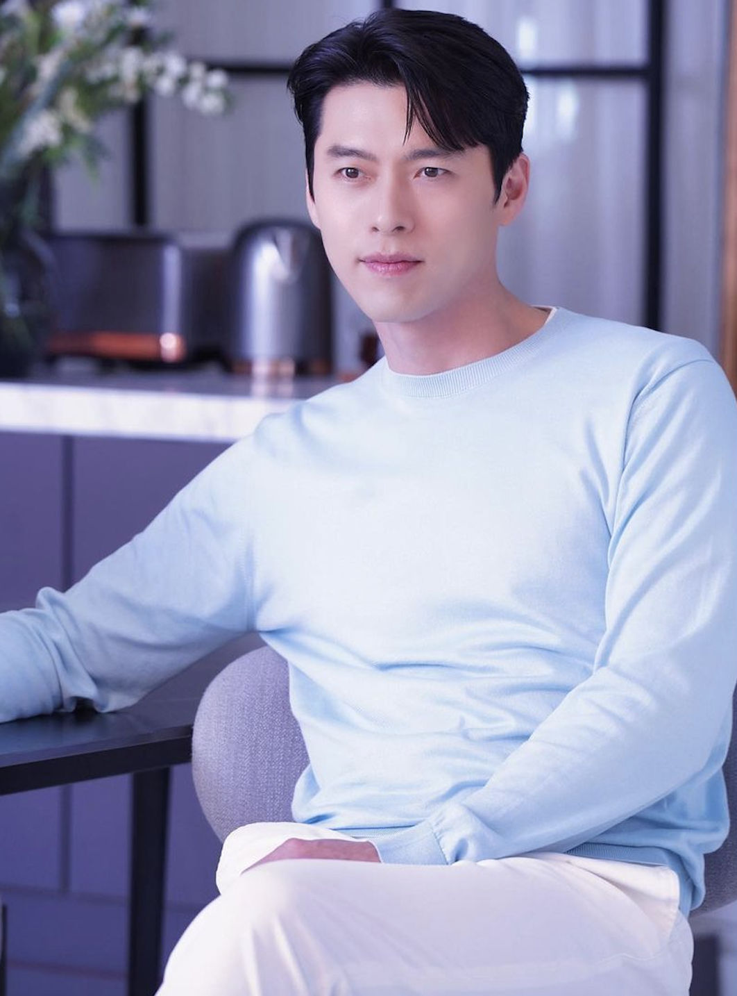 Hyun Bin gây sốt với vẻ ngoài cực phẩm, được bắt gặp đưa nhân vật đặc biệt tới nơi làm việc - Ảnh 3.
