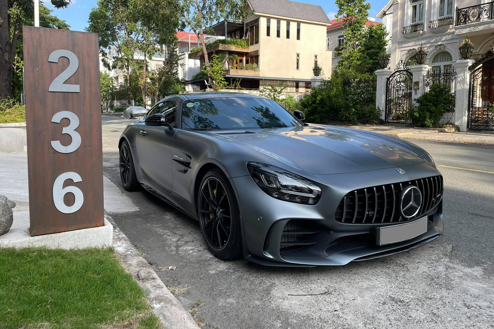 Bán Mercedes-Amg Gt R Hàng Hiếm Mới Đi 1.400Km, Người Bán Chia Sẻ: 'Tiết  Kiệm Gần 3 Tỷ'