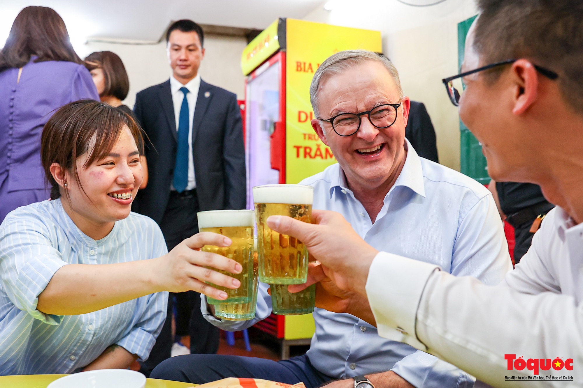 Thủ tướng Úc thưởng thức bia Hà Nội, ăn bánh mỳ Việt Nam - Ảnh 6.