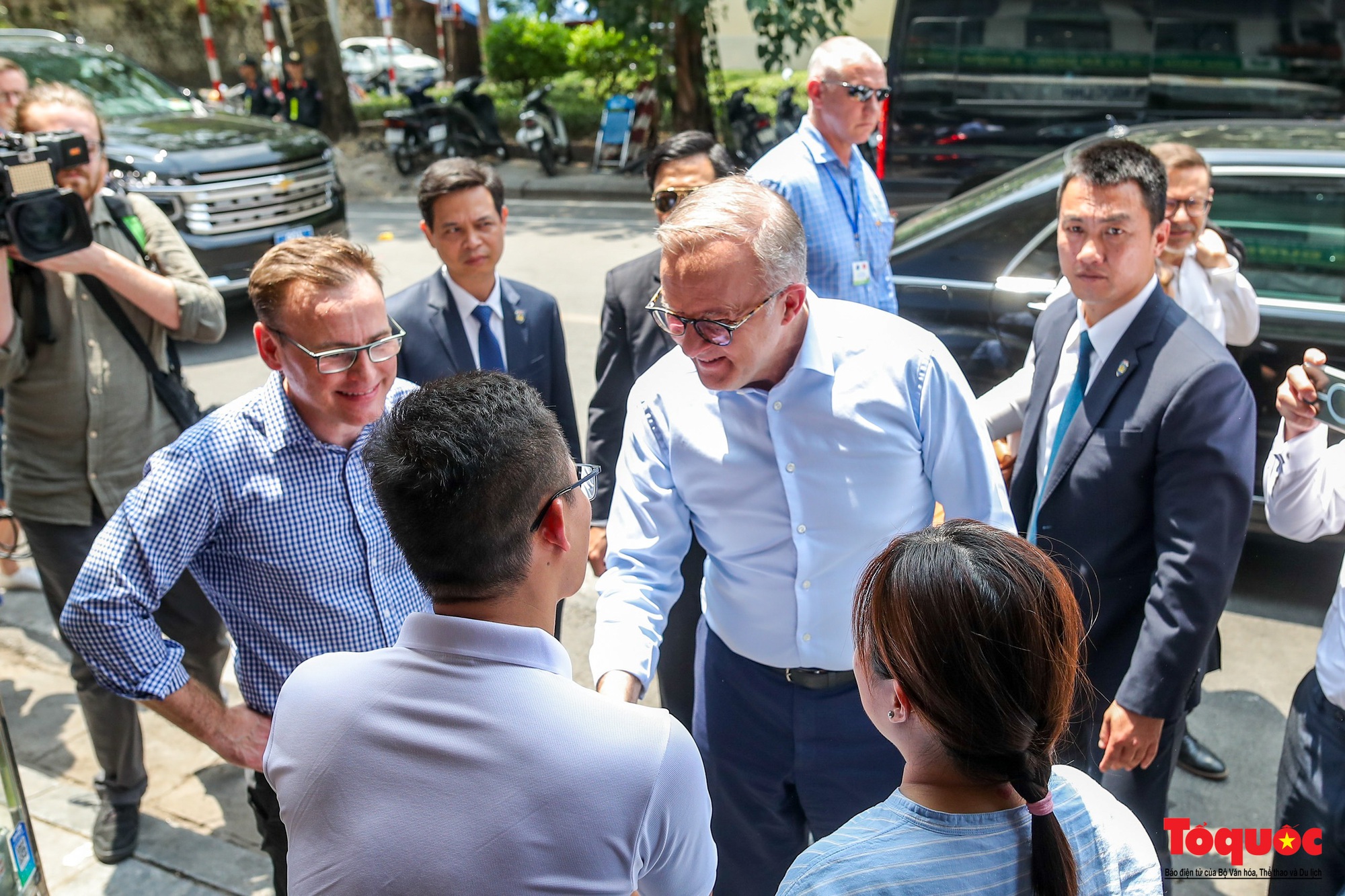 Thủ tướng Úc thưởng thức bia Hà Nội, ăn bánh mỳ Việt Nam - Ảnh 1.