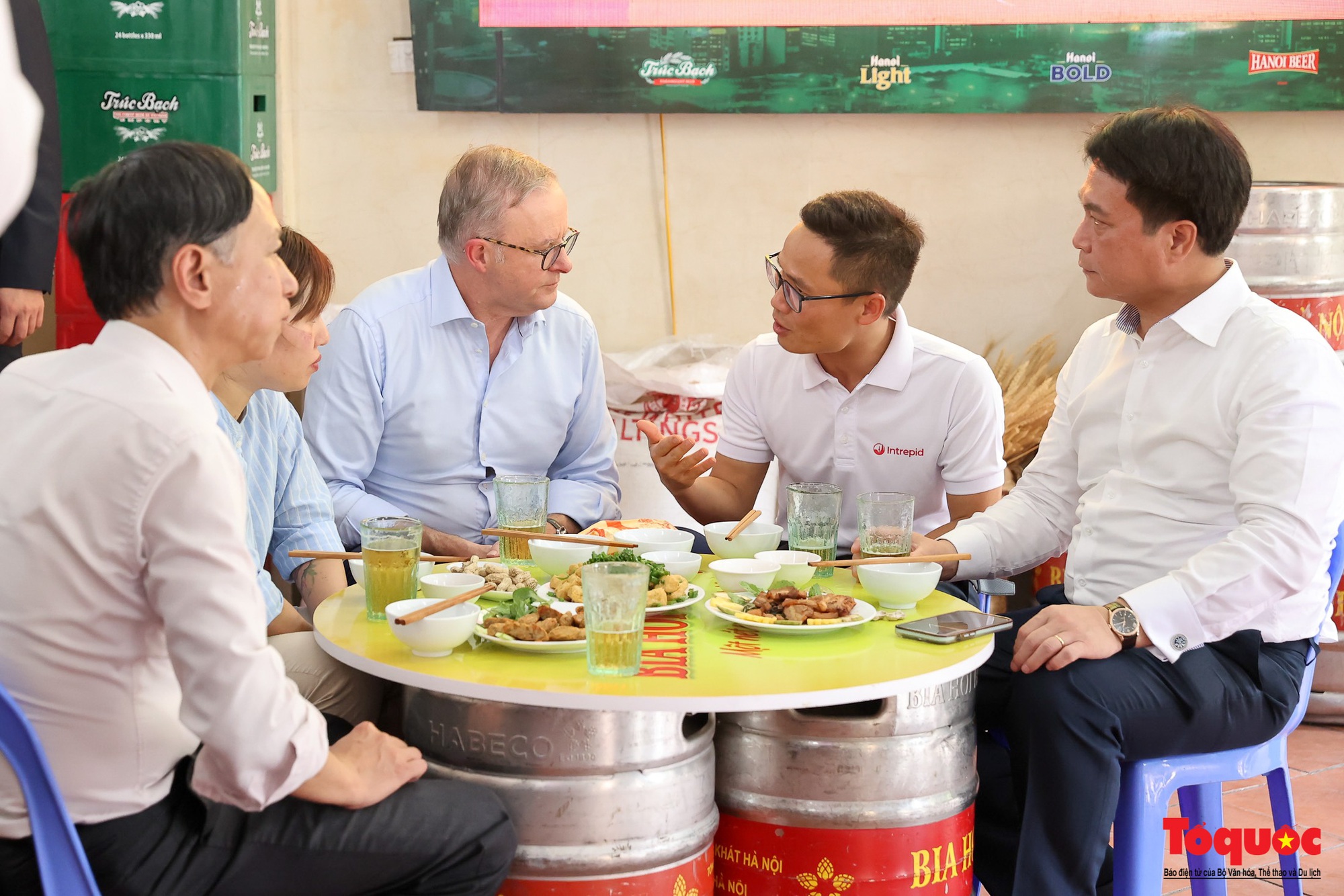 Thủ tướng Úc thưởng thức bia Hà Nội, ăn bánh mỳ Việt Nam - Ảnh 10.