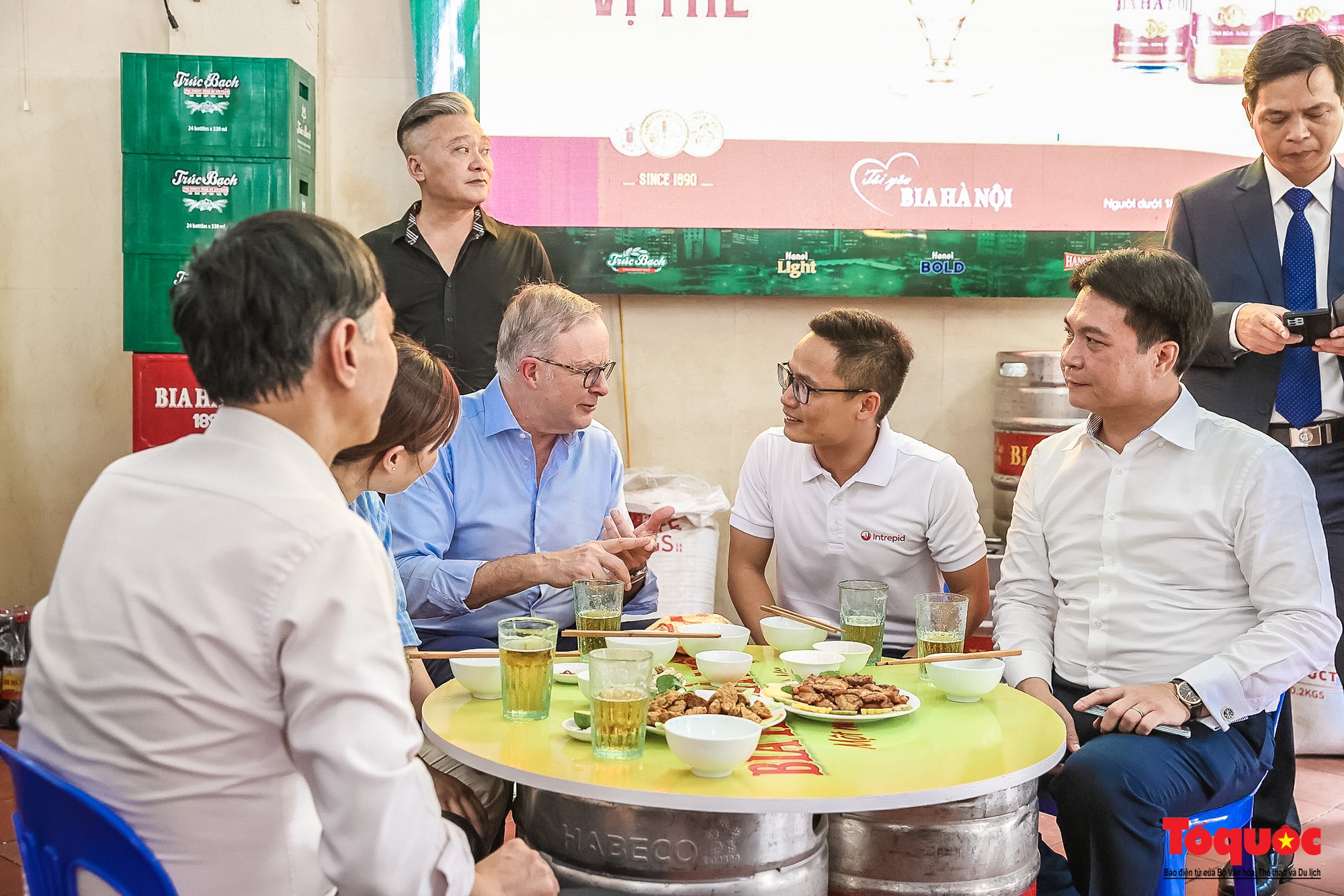 Thủ tướng Úc thưởng thức bia Hà Nội, ăn bánh mỳ Việt Nam - Ảnh 5.