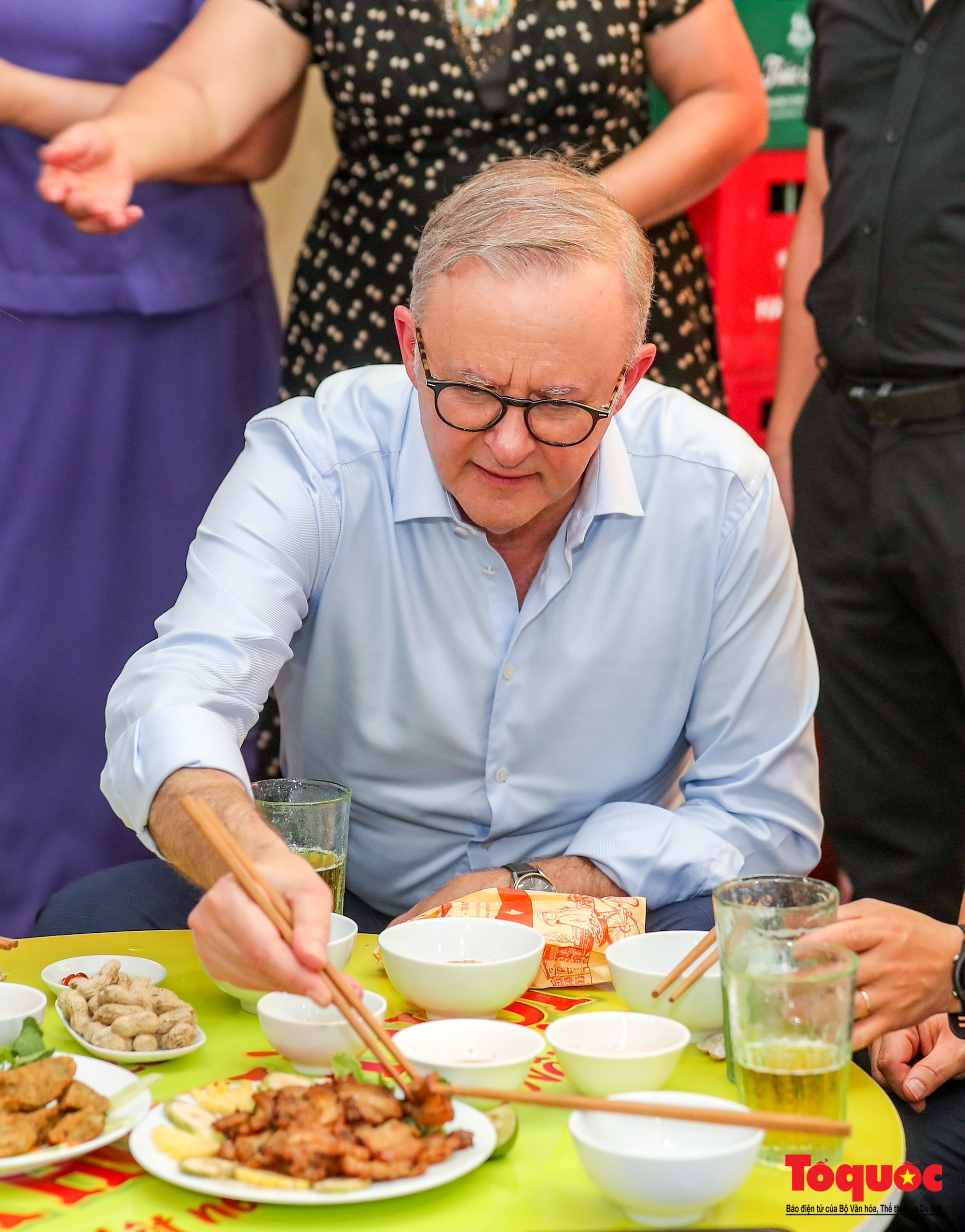 Thủ tướng Úc thưởng thức bia Hà Nội, ăn bánh mỳ Việt Nam - Ảnh 8.