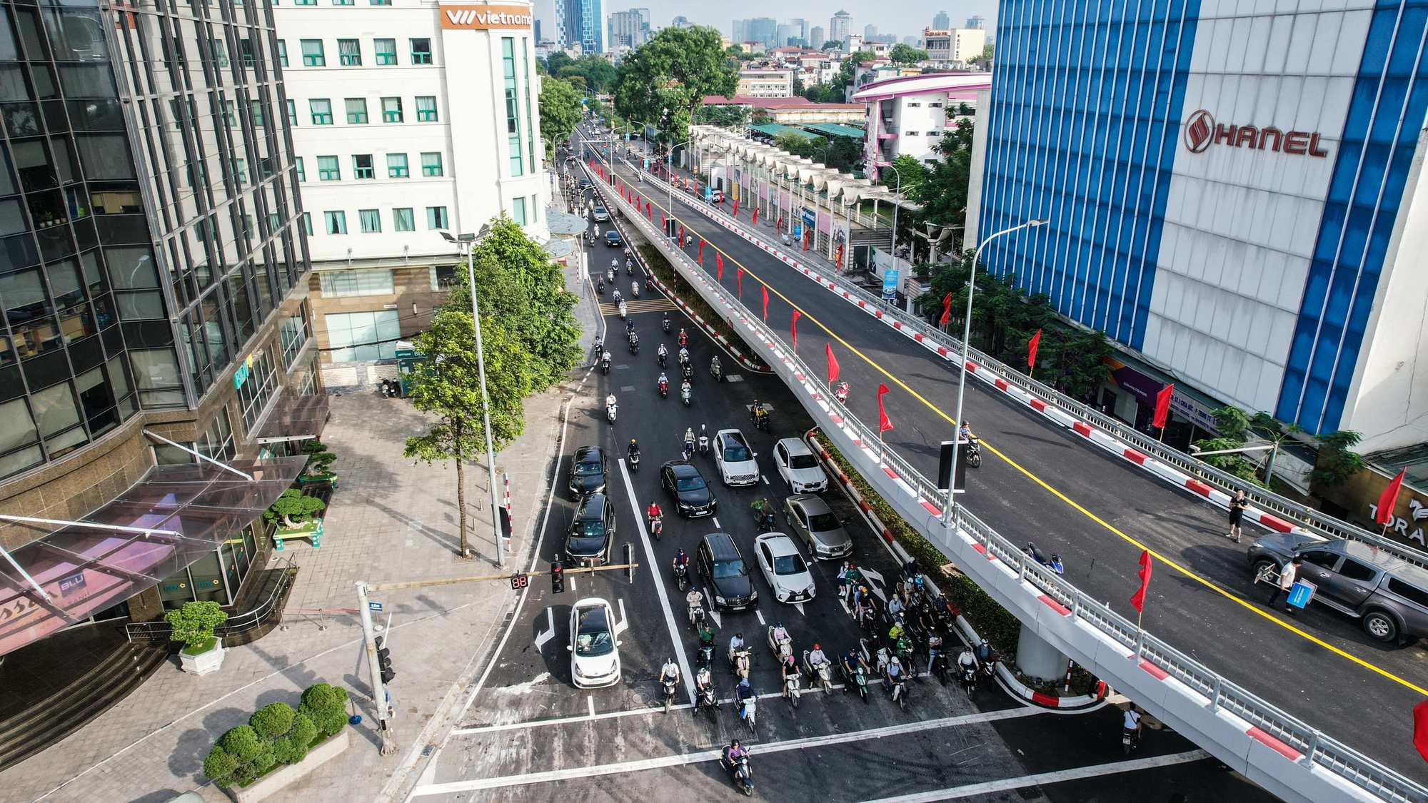 Hà Nội: Chính thức thông xe cầu vượt chữ C gần 150 tỷ đồng - Ảnh 1.