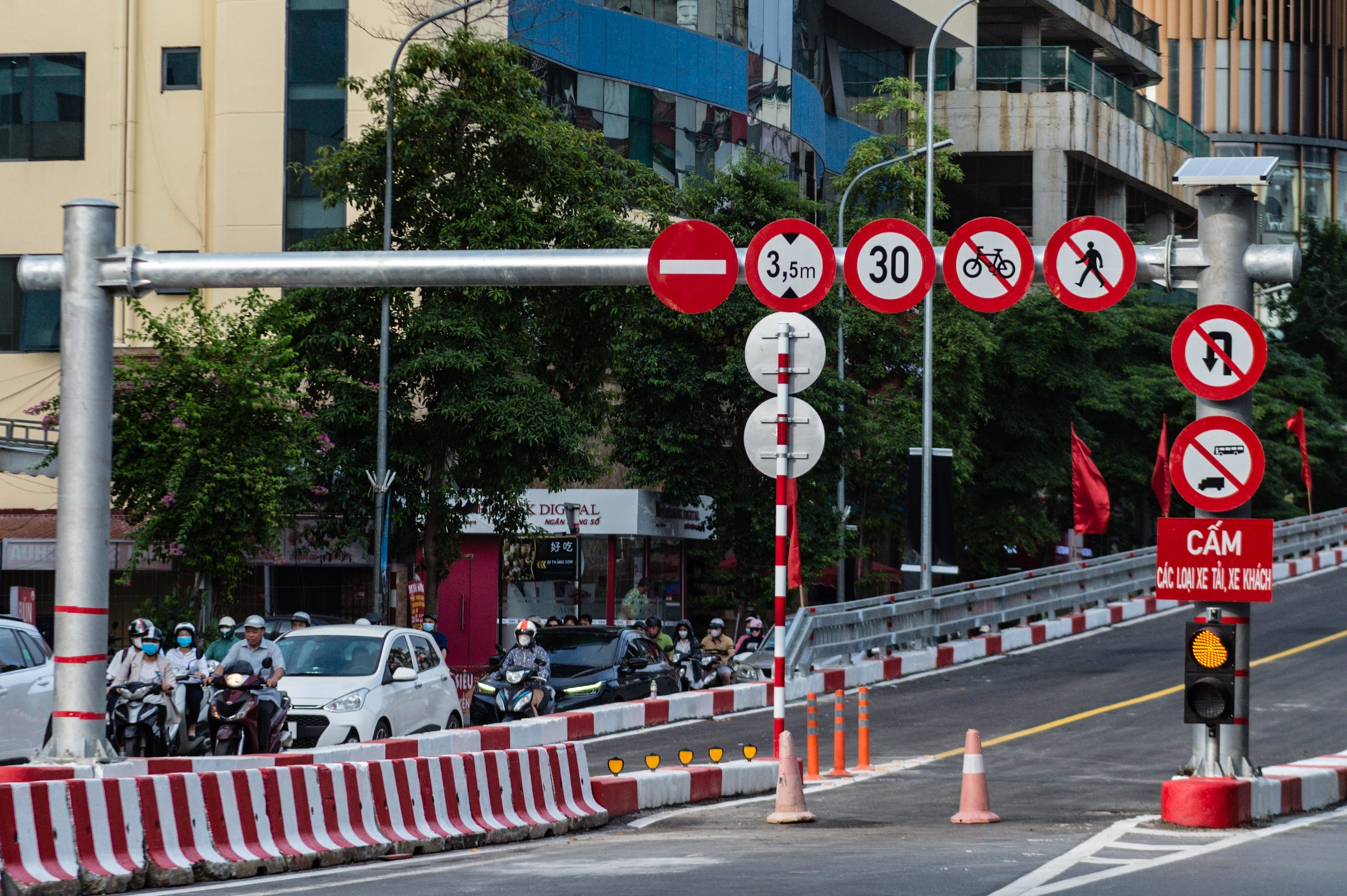 Hà Nội: Chính thức thông xe cầu vượt chữ C gần 150 tỷ đồng - Ảnh 7.