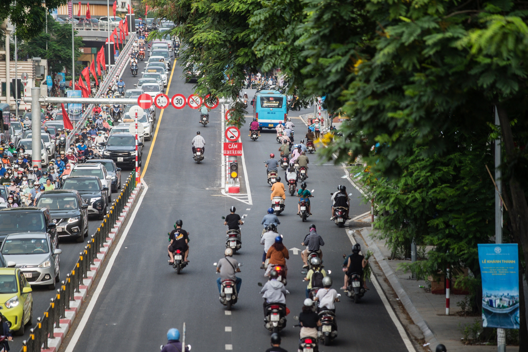 Cầu vượt chữ C Chùa Bộc - Phạm Ngọc Thạch thông xe:  Vẫn chưa thoát khỏi cảnh ùn tắc kéo dài - Ảnh 6.