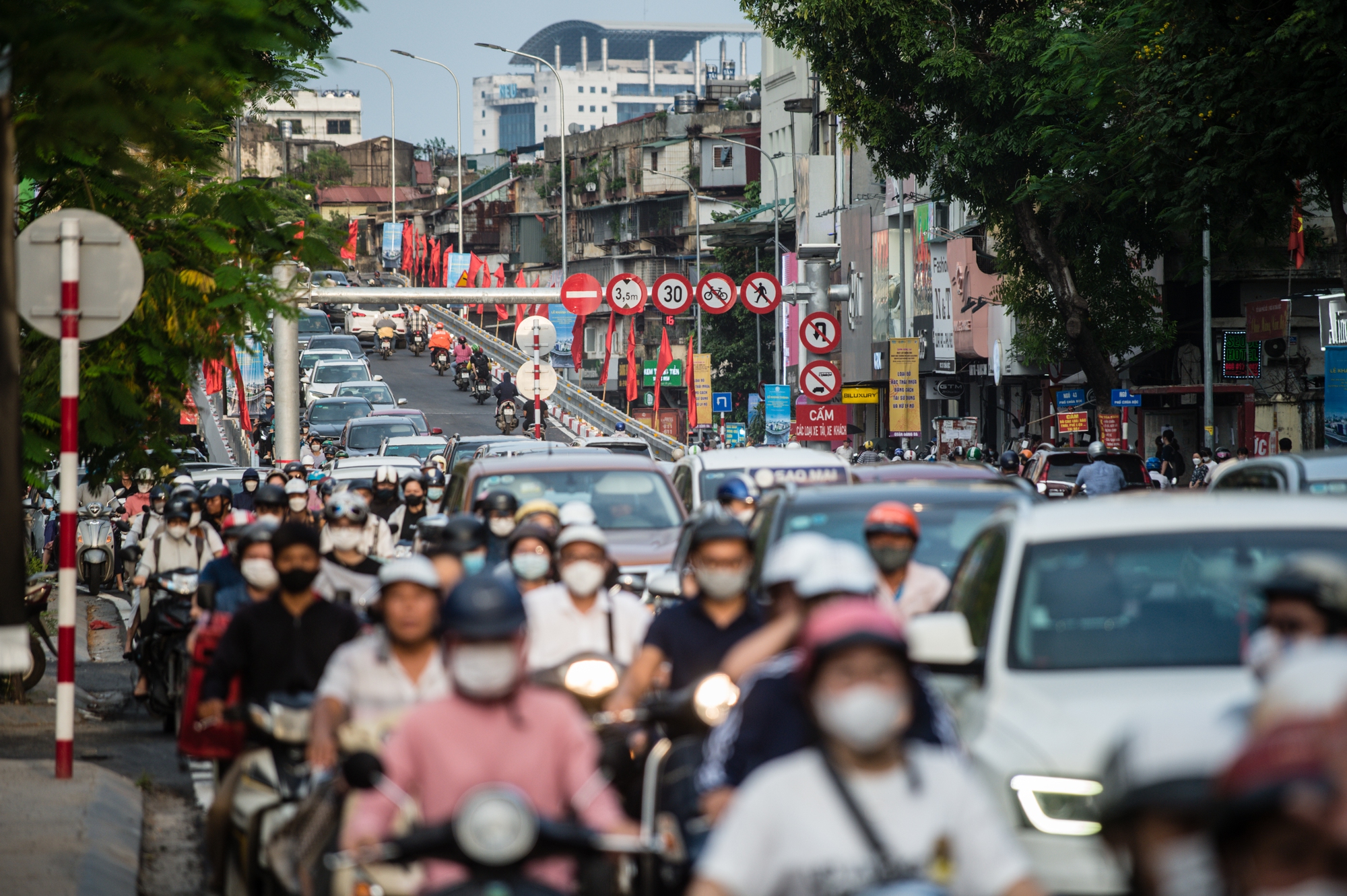 Cầu vượt chữ C Chùa Bộc - Phạm Ngọc Thạch thông xe:  Vẫn chưa thoát khỏi cảnh ùn tắc kéo dài - Ảnh 3.