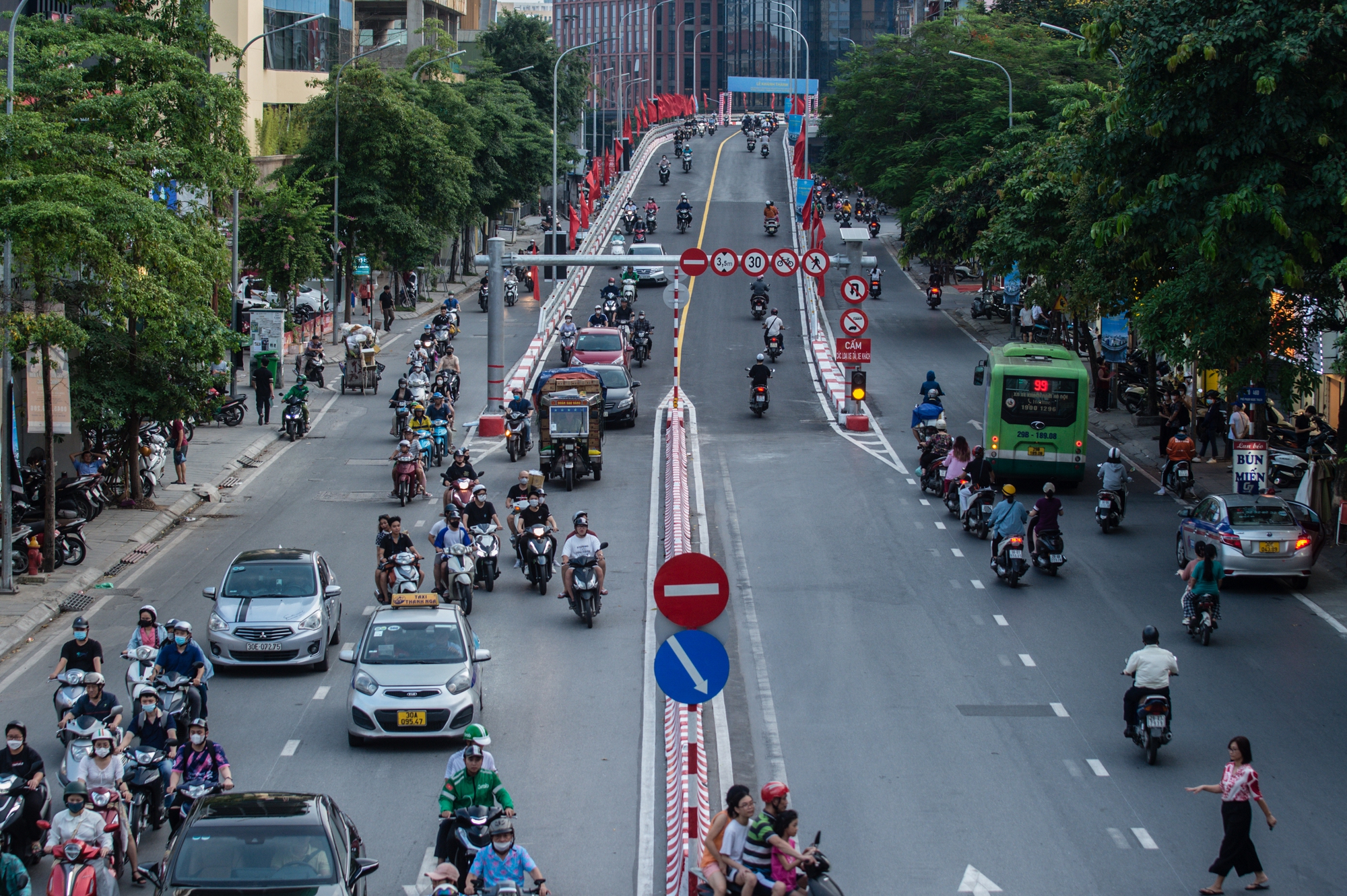 Cầu vượt chữ C Chùa Bộc - Phạm Ngọc Thạch thông xe:  Vẫn chưa thoát khỏi cảnh ùn tắc kéo dài - Ảnh 8.