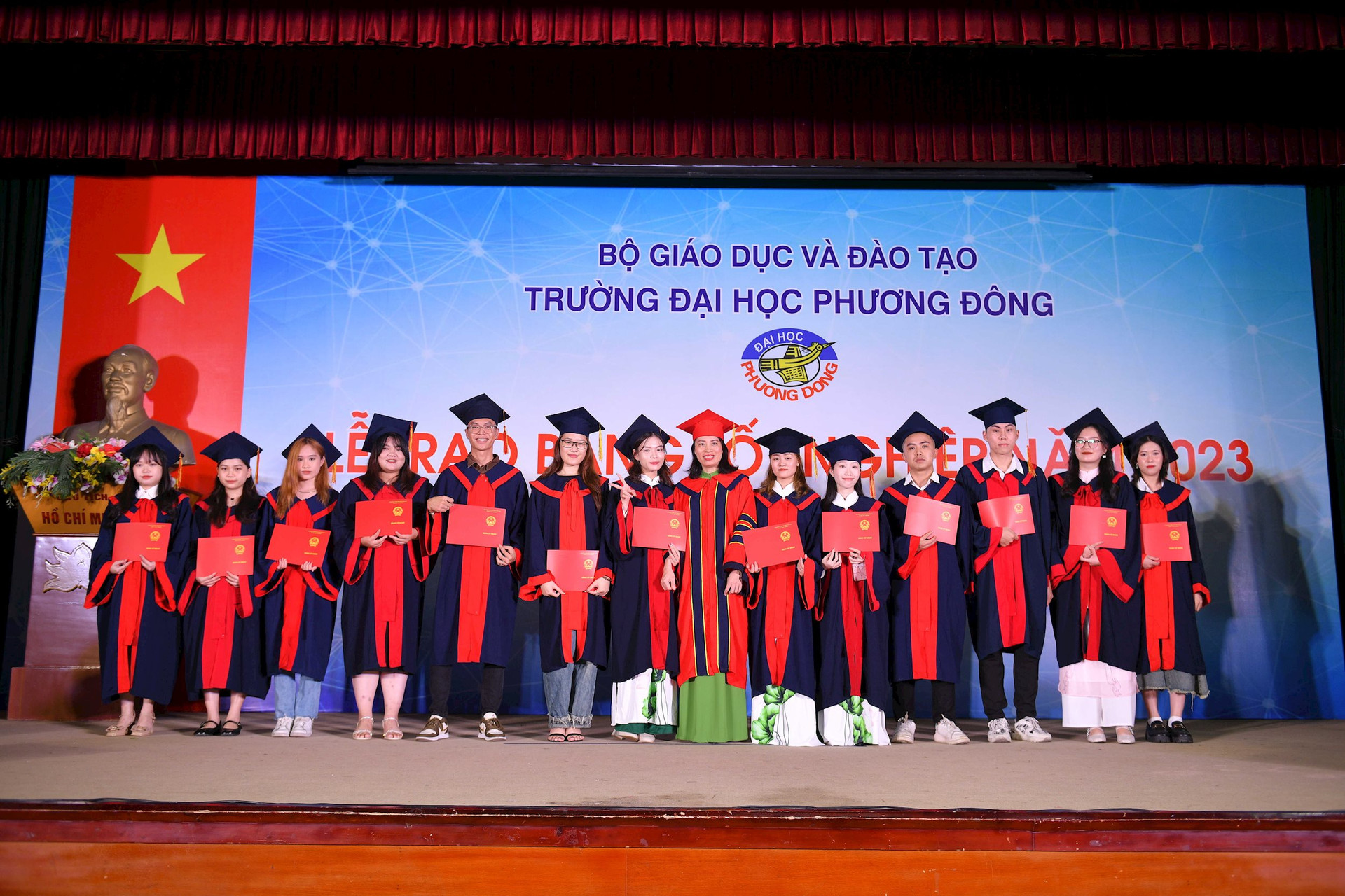 Trường ĐH Phương Đông trao bằng tốt nghiệp cho gần 800 sinh viên - Ảnh 1.