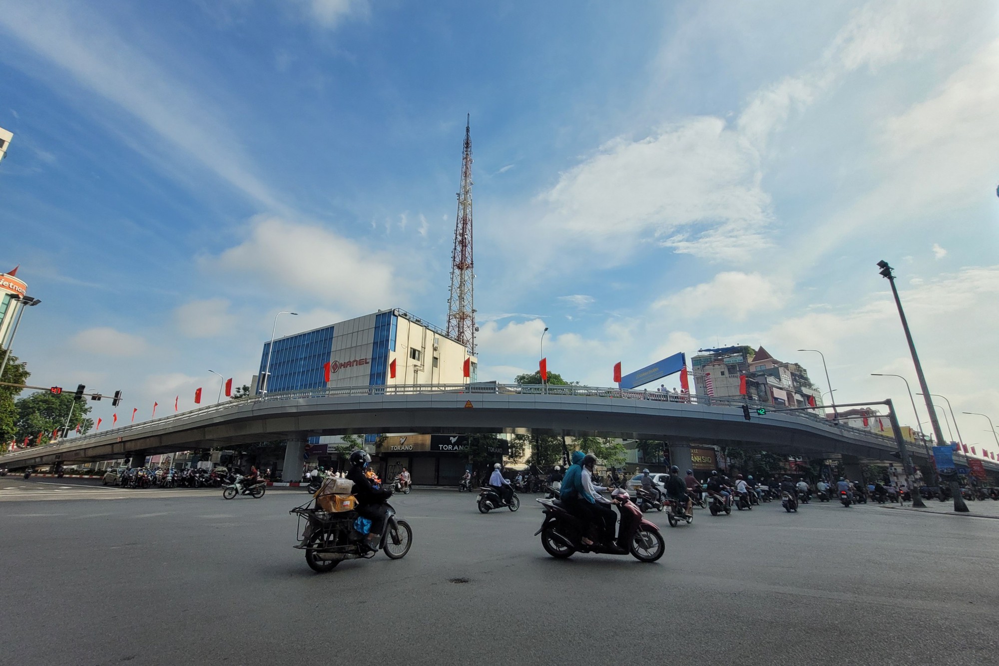 Hà Nội: Chính thức thông xe cầu vượt chữ C gần 150 tỷ đồng - Ảnh 10.