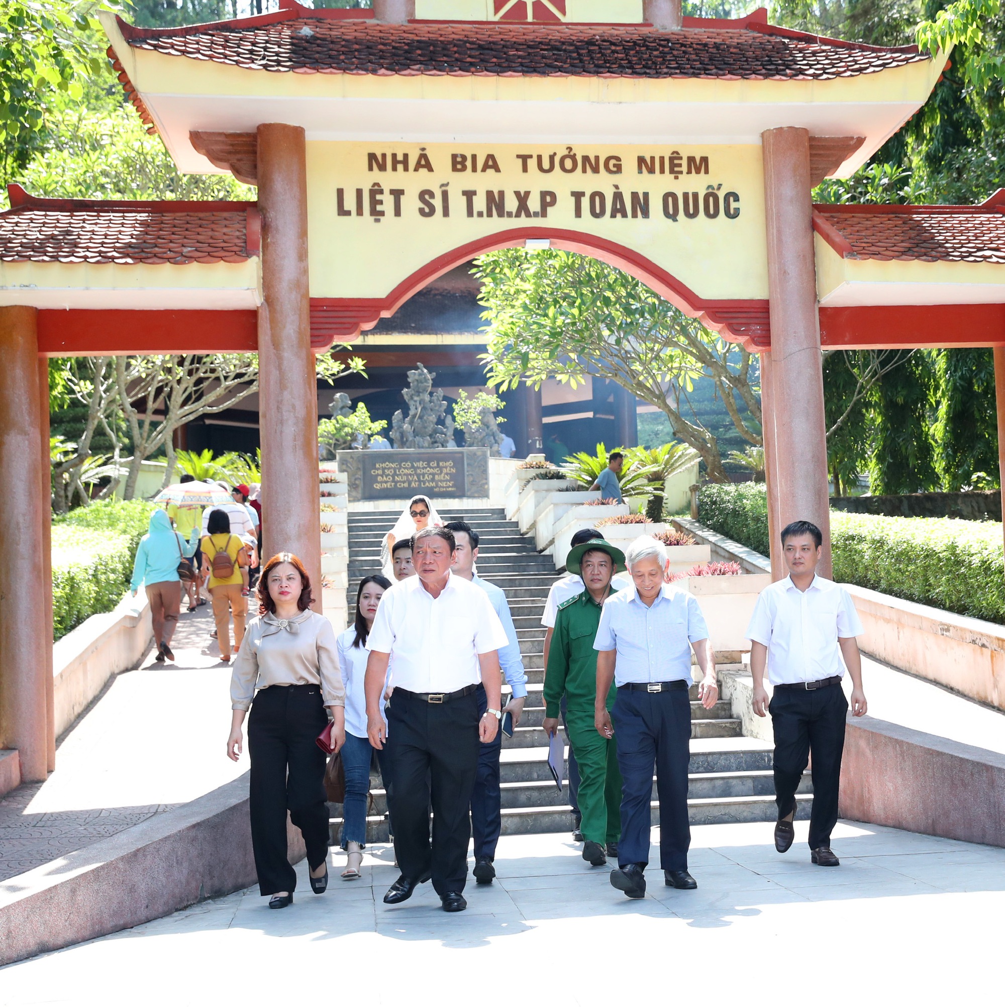 Bộ trưởng Nguyễn Văn Hùng dâng hương tại Khu Di tích Ngã ba Đồng Lộc, thăm di tích quốc gia đặc biệt Khu lưu niệm Đại Thi hào Nguyễn Du - Ảnh 2.