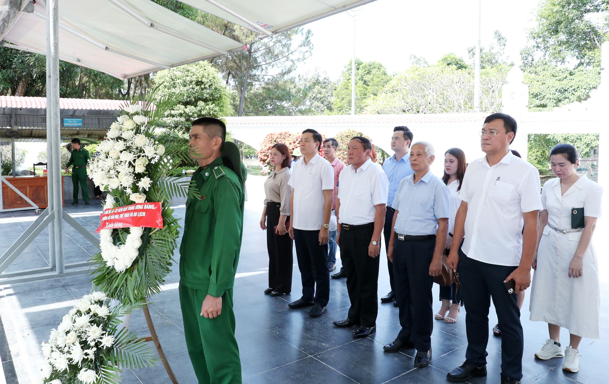 Bộ trưởng Nguyễn Văn Hùng dâng hương tại Khu Di tích Ngã ba Đồng Lộc, thăm di tích quốc gia đặc biệt Khu lưu niệm Đại Thi hào Nguyễn Du - Ảnh 3.