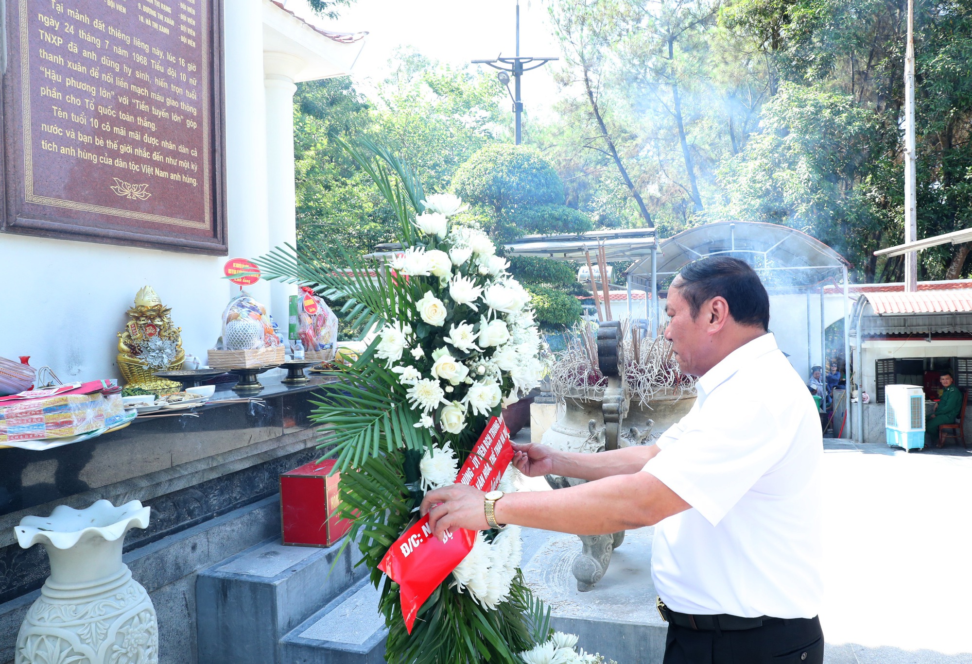 Bộ trưởng Nguyễn Văn Hùng dâng hương tại Khu Di tích Ngã ba Đồng Lộc, thăm di tích quốc gia đặc biệt Khu lưu niệm Đại Thi hào Nguyễn Du - Ảnh 4.