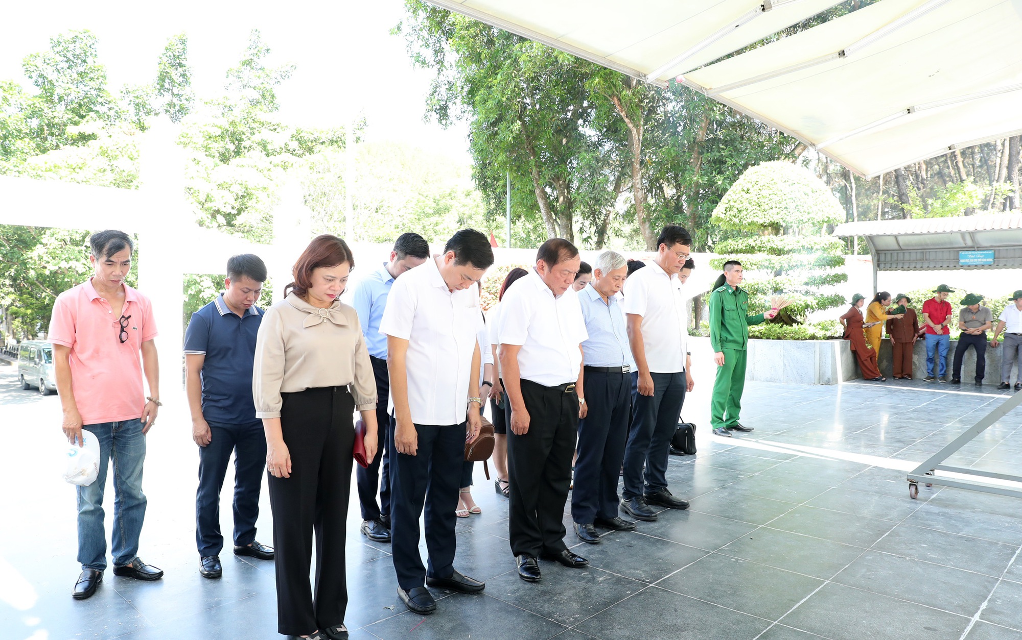 Bộ trưởng Nguyễn Văn Hùng dâng hương tại Khu Di tích Ngã ba Đồng Lộc, thăm di tích quốc gia đặc biệt Khu lưu niệm Đại Thi hào Nguyễn Du - Ảnh 5.