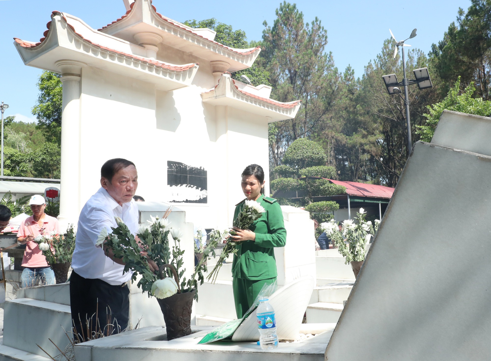 Bộ trưởng Nguyễn Văn Hùng dâng hương tại Khu Di tích Ngã ba Đồng Lộc, thăm di tích quốc gia đặc biệt Khu lưu niệm Đại Thi hào Nguyễn Du - Ảnh 6.