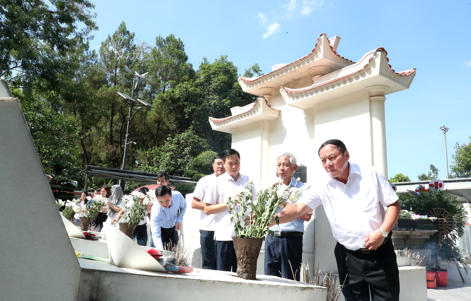 Bộ trưởng Nguyễn Văn Hùng dâng hương tại Khu Di tích Ngã ba Đồng Lộc, thăm di tích quốc gia đặc biệt Khu lưu niệm Đại Thi hào Nguyễn Du - Ảnh 7.