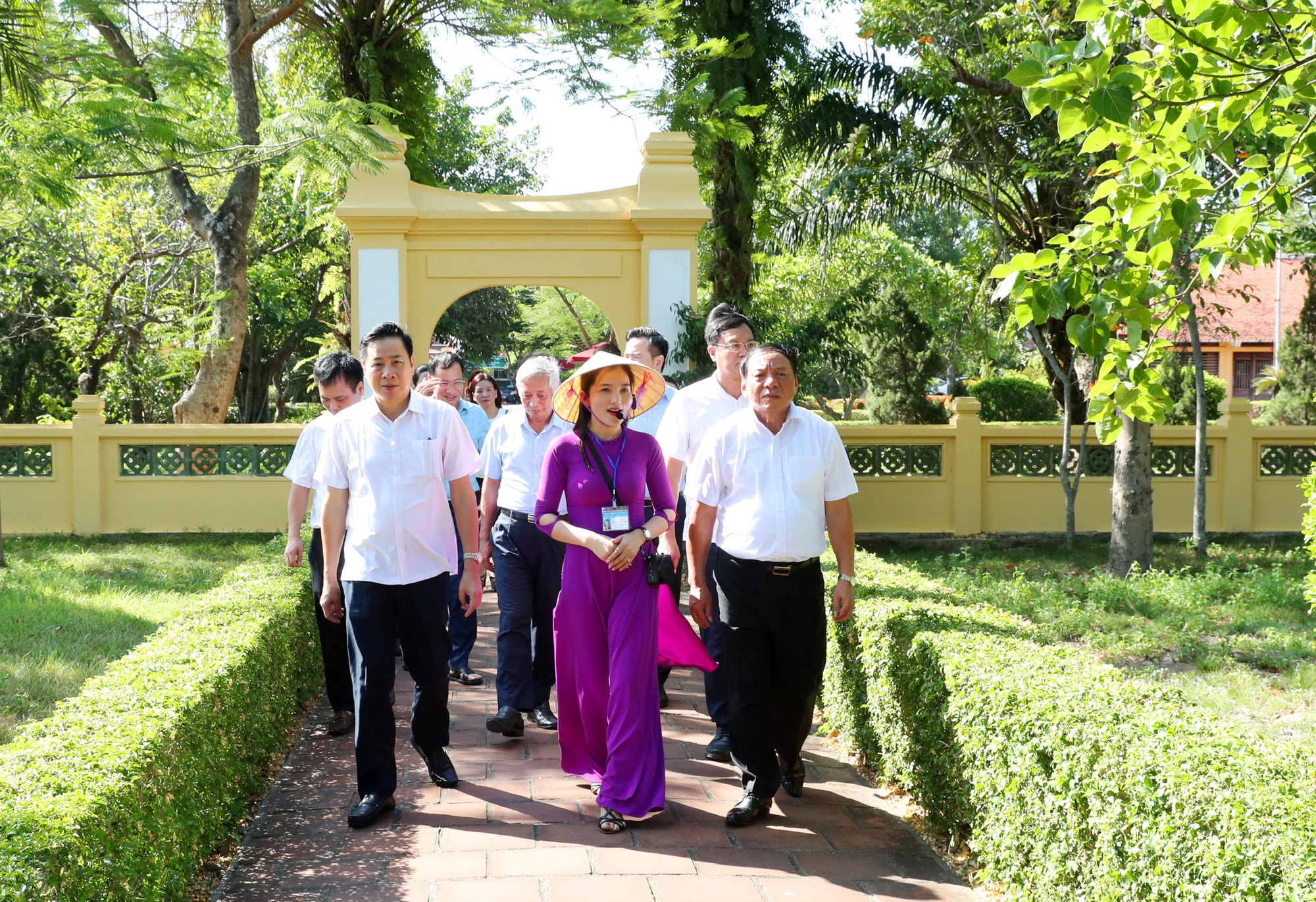 Bộ trưởng Nguyễn Văn Hùng dâng hương tại Khu Di tích Ngã ba Đồng Lộc, thăm di tích quốc gia đặc biệt Khu lưu niệm Đại Thi hào Nguyễn Du - Ảnh 8.