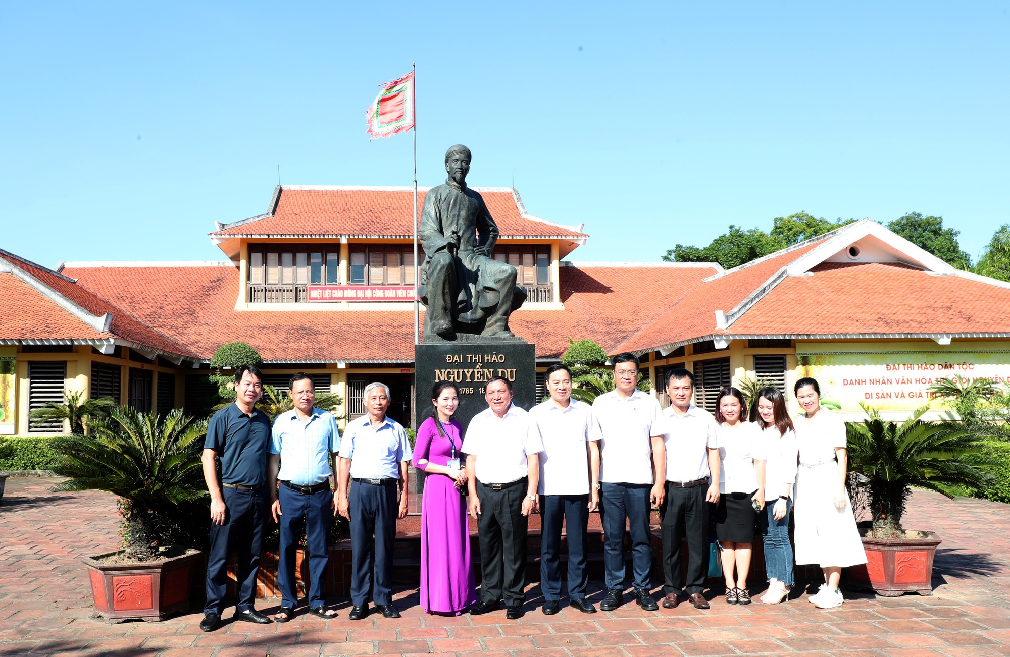 Bộ trưởng Nguyễn Văn Hùng dâng hương tại Khu Di tích Ngã ba Đồng Lộc, thăm di tích quốc gia đặc biệt Khu lưu niệm Đại Thi hào Nguyễn Du - Ảnh 10.