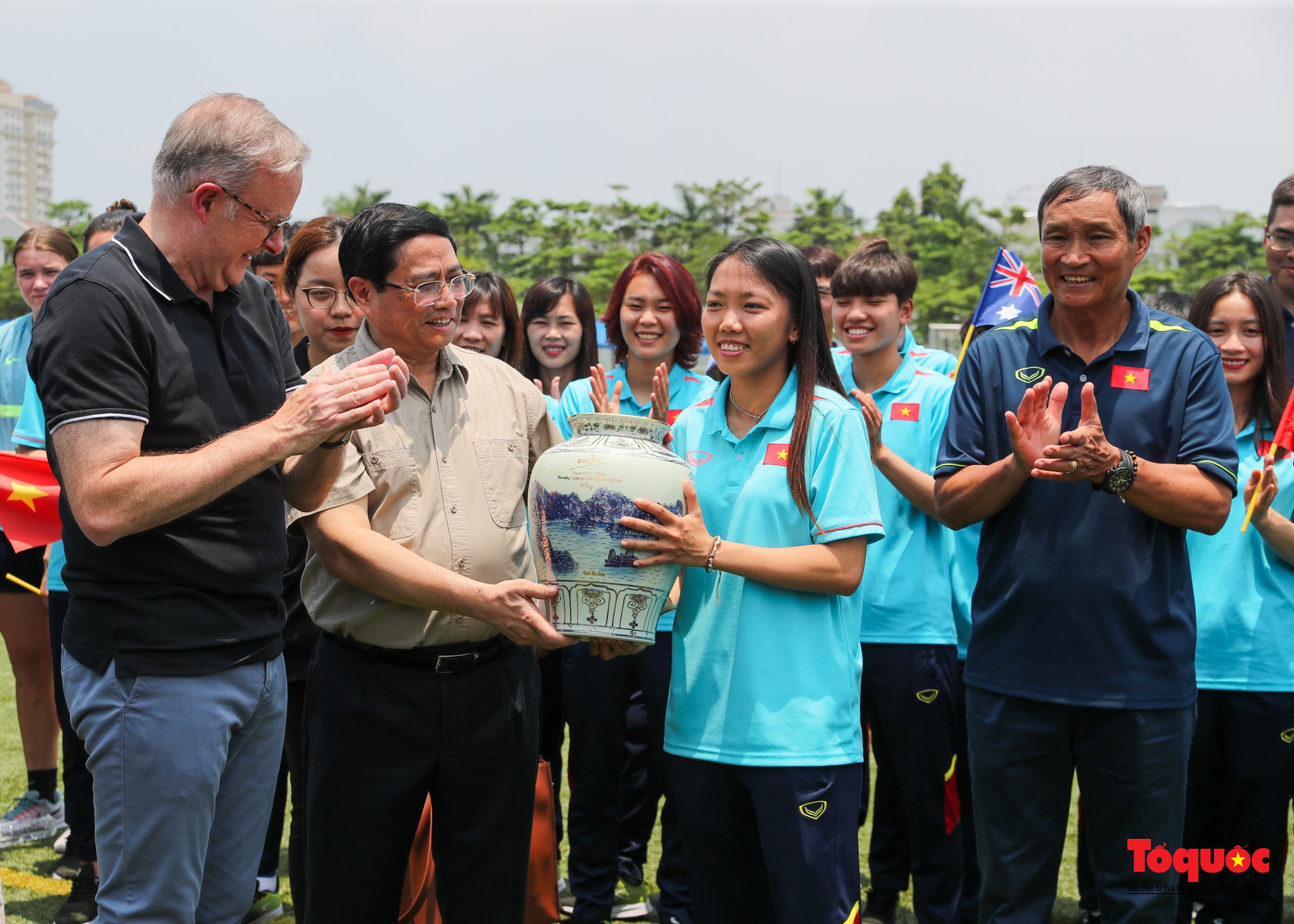 Thủ tướng Phạm Minh Chính và Thủ tướng Anthony Albanese thăm, động viên đội tuyển bóng nữ - Ảnh 8.