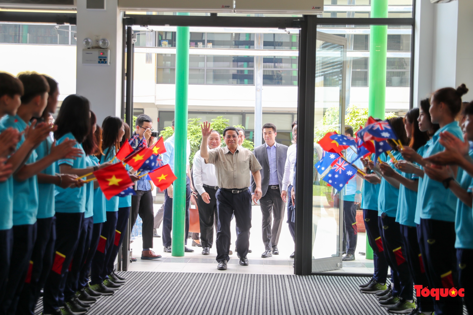 Thủ tướng Phạm Minh Chính và Thủ tướng Anthony Albanese thăm, động viên đội tuyển bóng nữ - Ảnh 1.