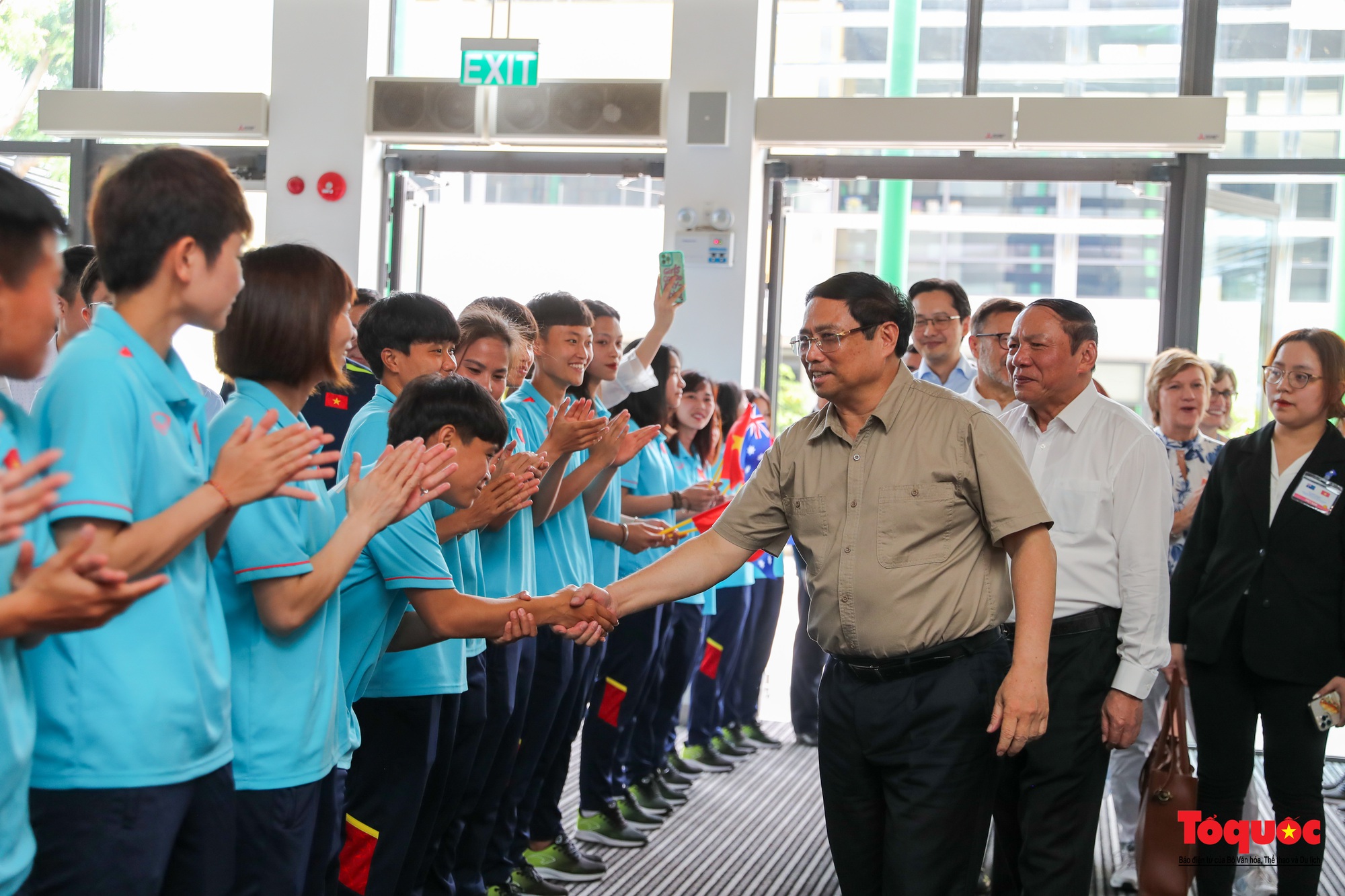 Thủ tướng Phạm Minh Chính và Thủ tướng Anthony Albanese thăm, động viên đội tuyển bóng nữ - Ảnh 2.