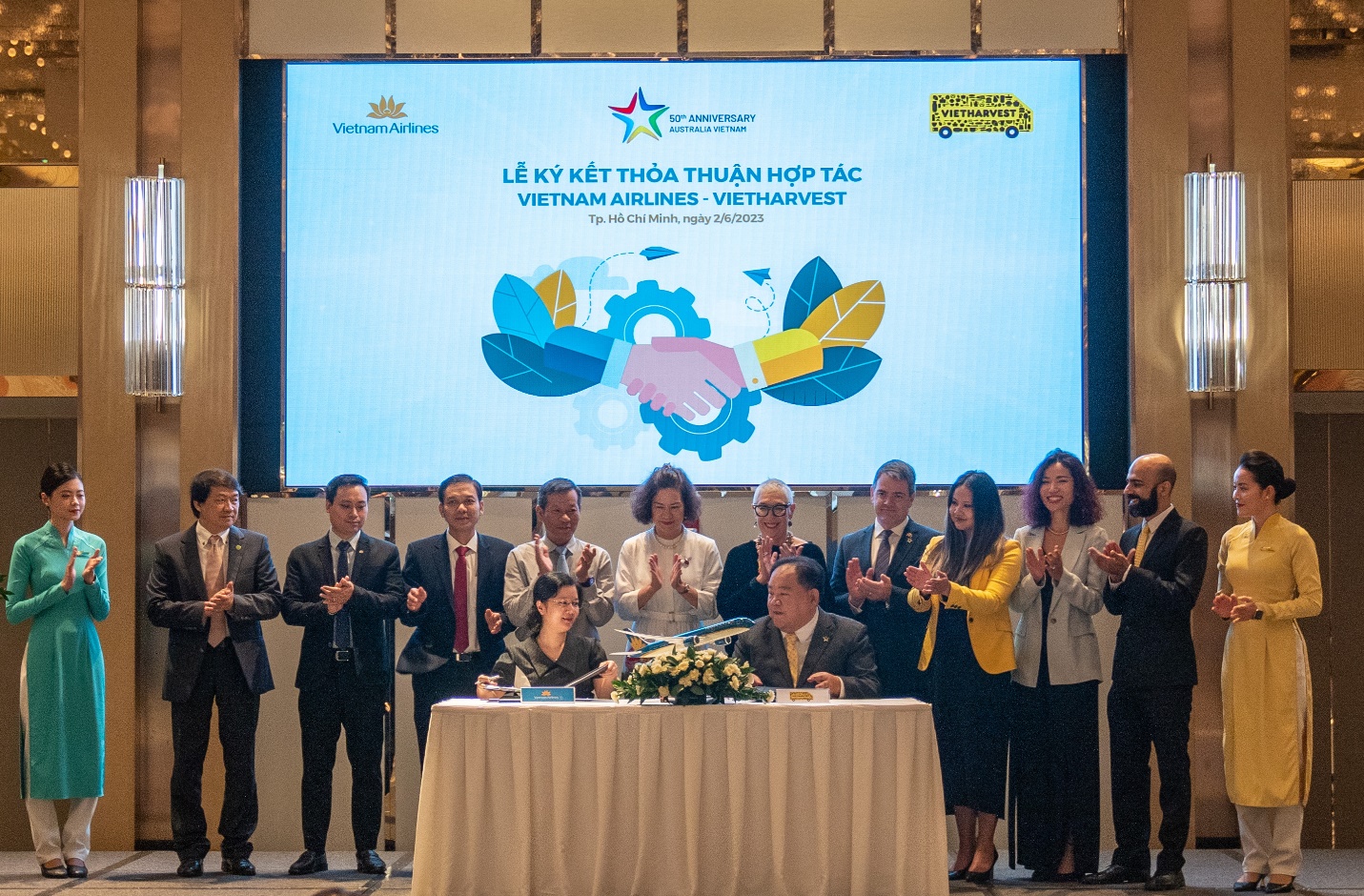 Vietnam Airlines hợp tác cùng VietHarvest tạo văn hoá tiêu thụ thực phẩm bền vững tại Việt Nam - Ảnh 1.