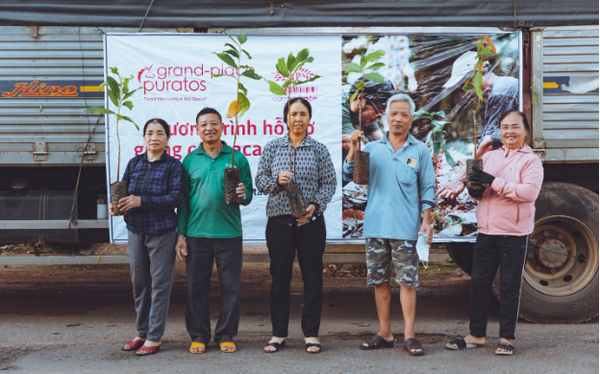 Puratos Grand-Place Việt Nam trao tặng 90 ngàn cây giống cacao - Ảnh 1.