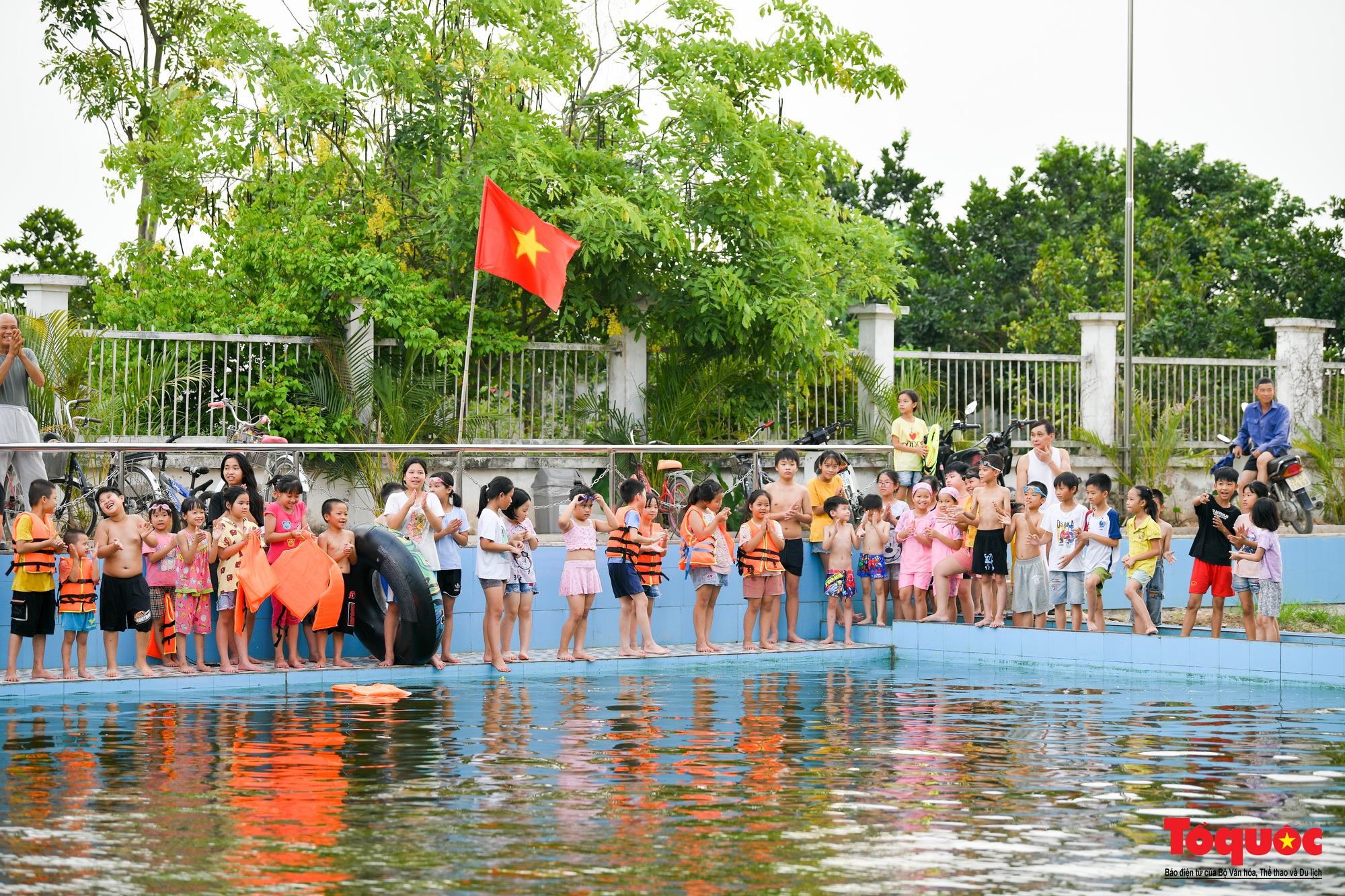 Hà Nội: Người dân chi tiền tỷ biến ao làng thành bể bơi miễn phí cho trẻ em - Ảnh 7.