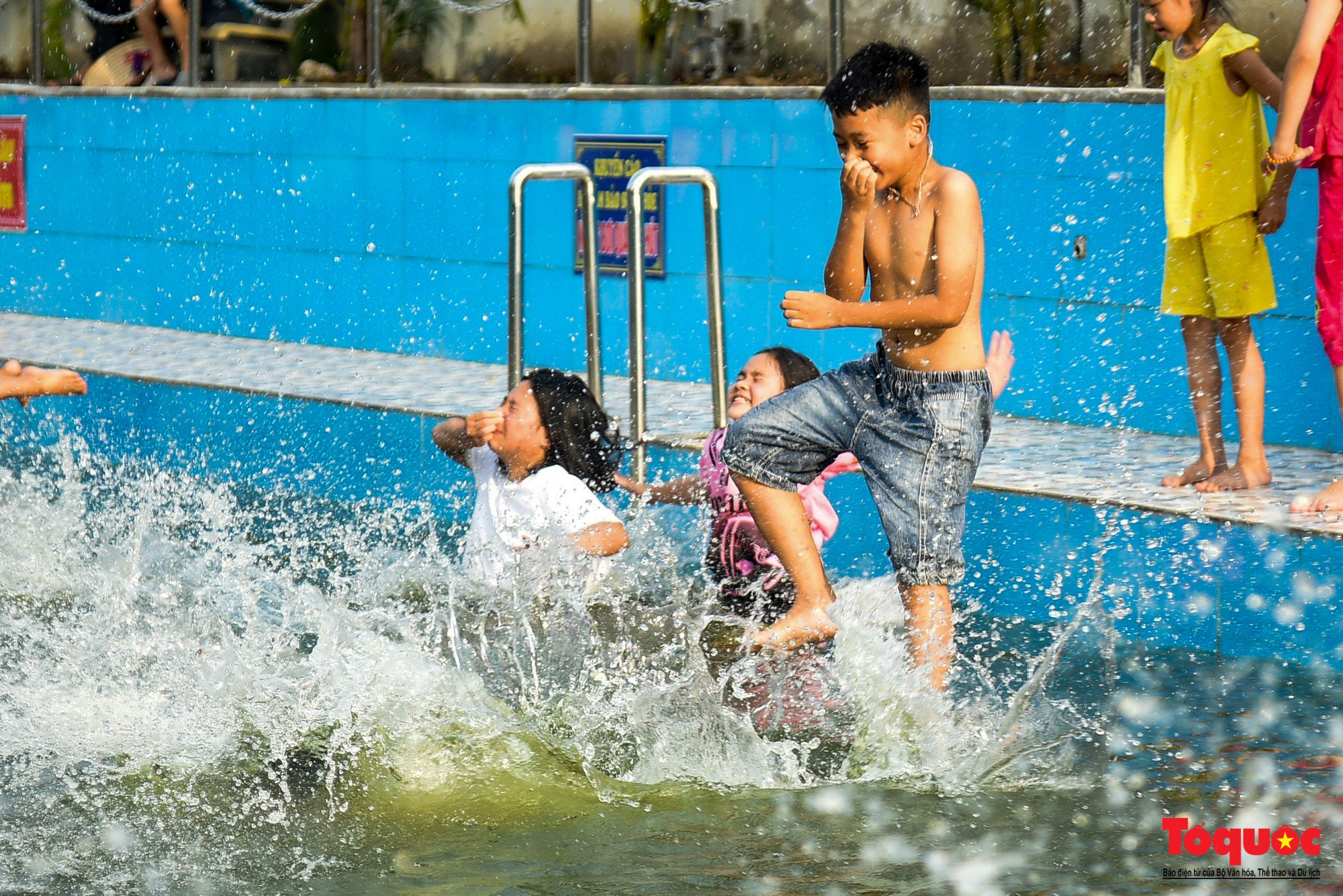 Hà Nội: Người dân chi tiền tỷ biến ao làng thành bể bơi miễn phí cho trẻ em - Ảnh 15.