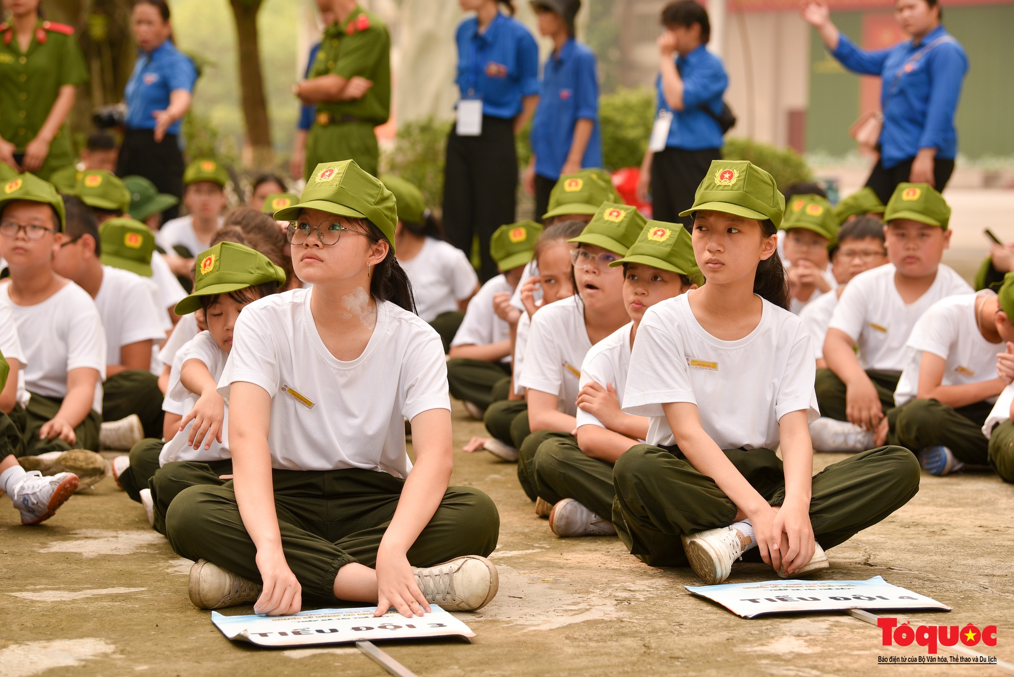 Nghỉ hè, các &quot;chiến sĩ nhí&quot; học cách thoát hiểm trong đám cháy - Ảnh 2.