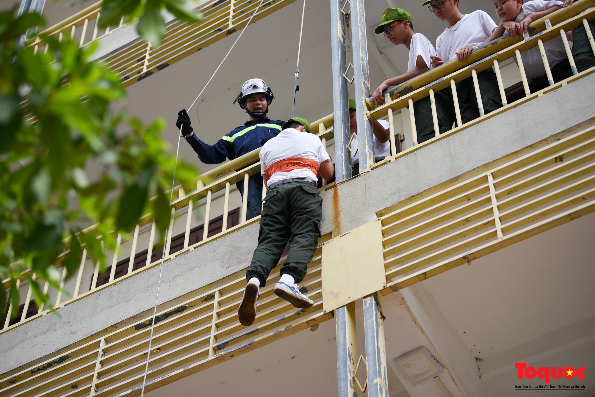 Nghỉ hè, các &quot;chiến sĩ nhí&quot; học cách thoát hiểm trong đám cháy - Ảnh 20.