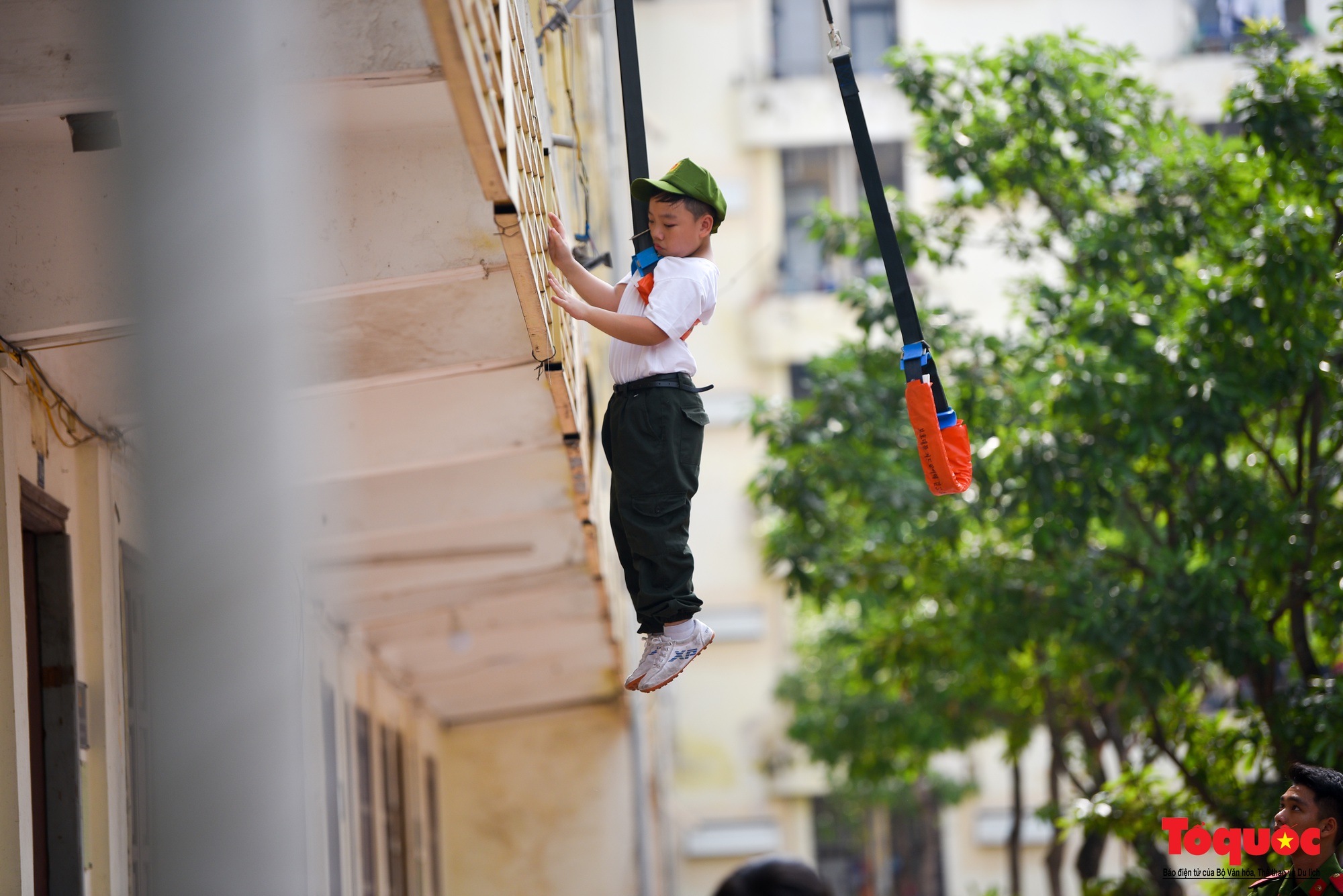 Nghỉ hè, các &quot;chiến sĩ nhí&quot; học cách thoát hiểm trong đám cháy - Ảnh 19.