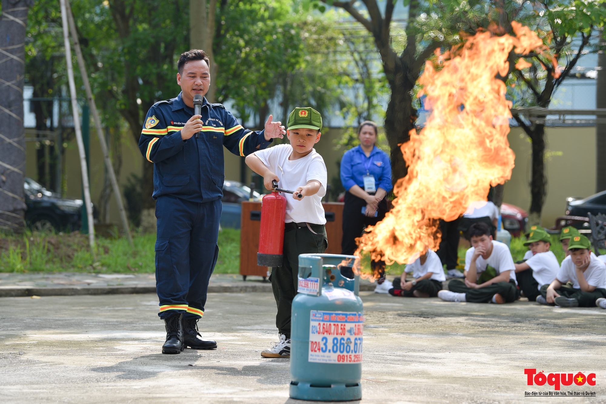 Nghỉ hè, các &quot;chiến sĩ nhí&quot; học cách thoát hiểm trong đám cháy - Ảnh 3.