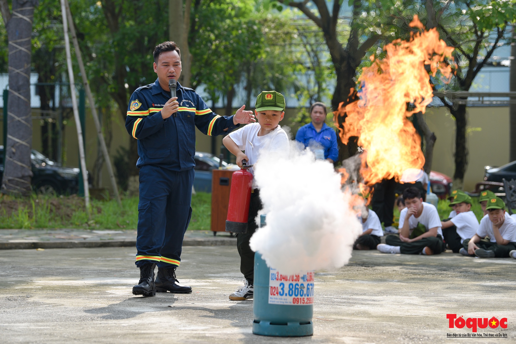 Nghỉ hè, các &quot;chiến sĩ nhí&quot; học cách thoát hiểm trong đám cháy - Ảnh 4.