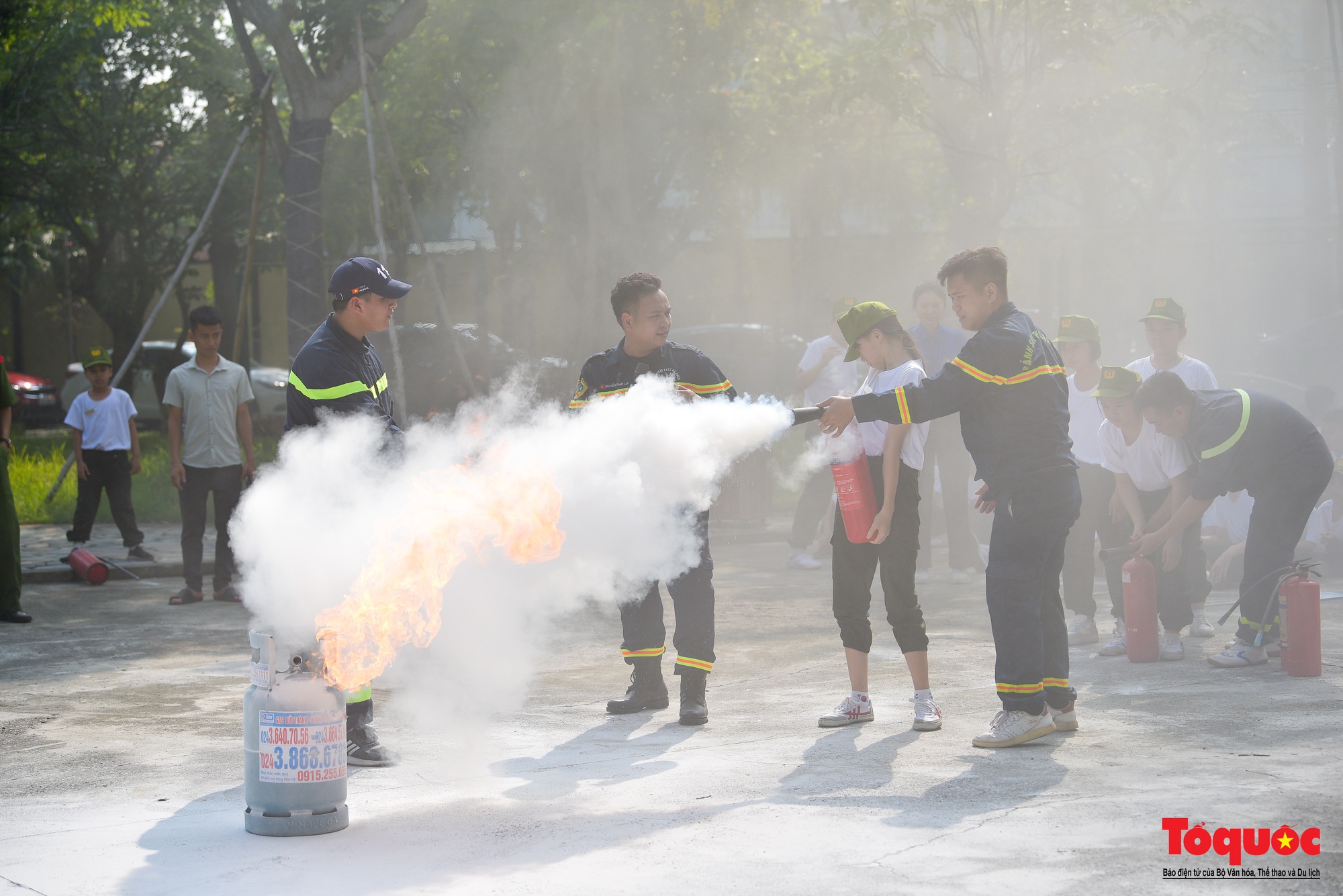 Nghỉ hè, các &quot;chiến sĩ nhí&quot; học cách thoát hiểm trong đám cháy - Ảnh 8.