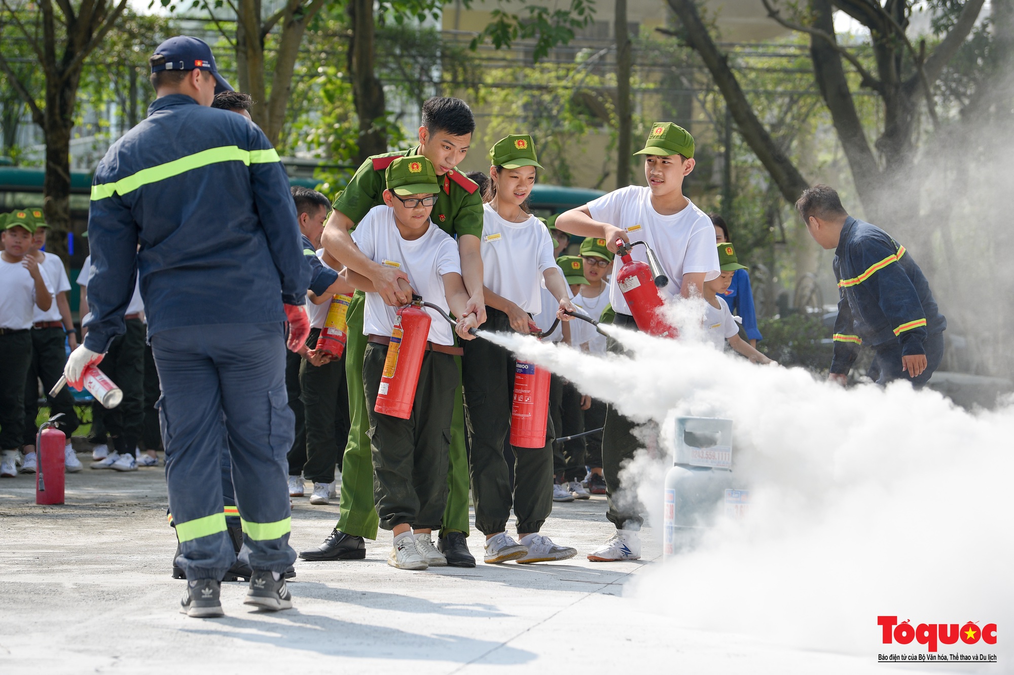 Nghỉ hè, các &quot;chiến sĩ nhí&quot; học cách thoát hiểm trong đám cháy - Ảnh 9.