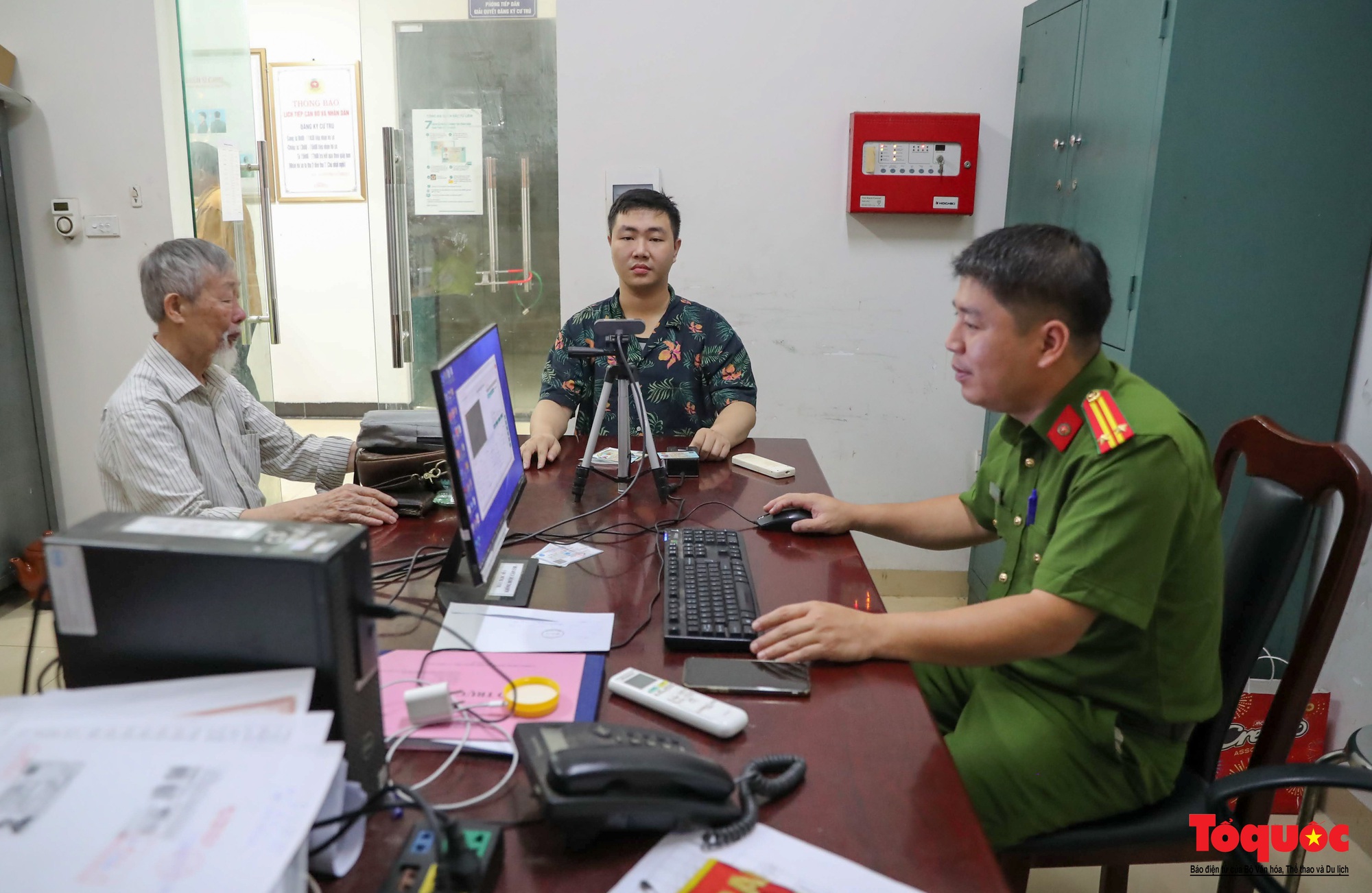 Tăng cường hướng dẫn người dân kích hoạt định danh điện tử ở Hà Nội - Ảnh 2.