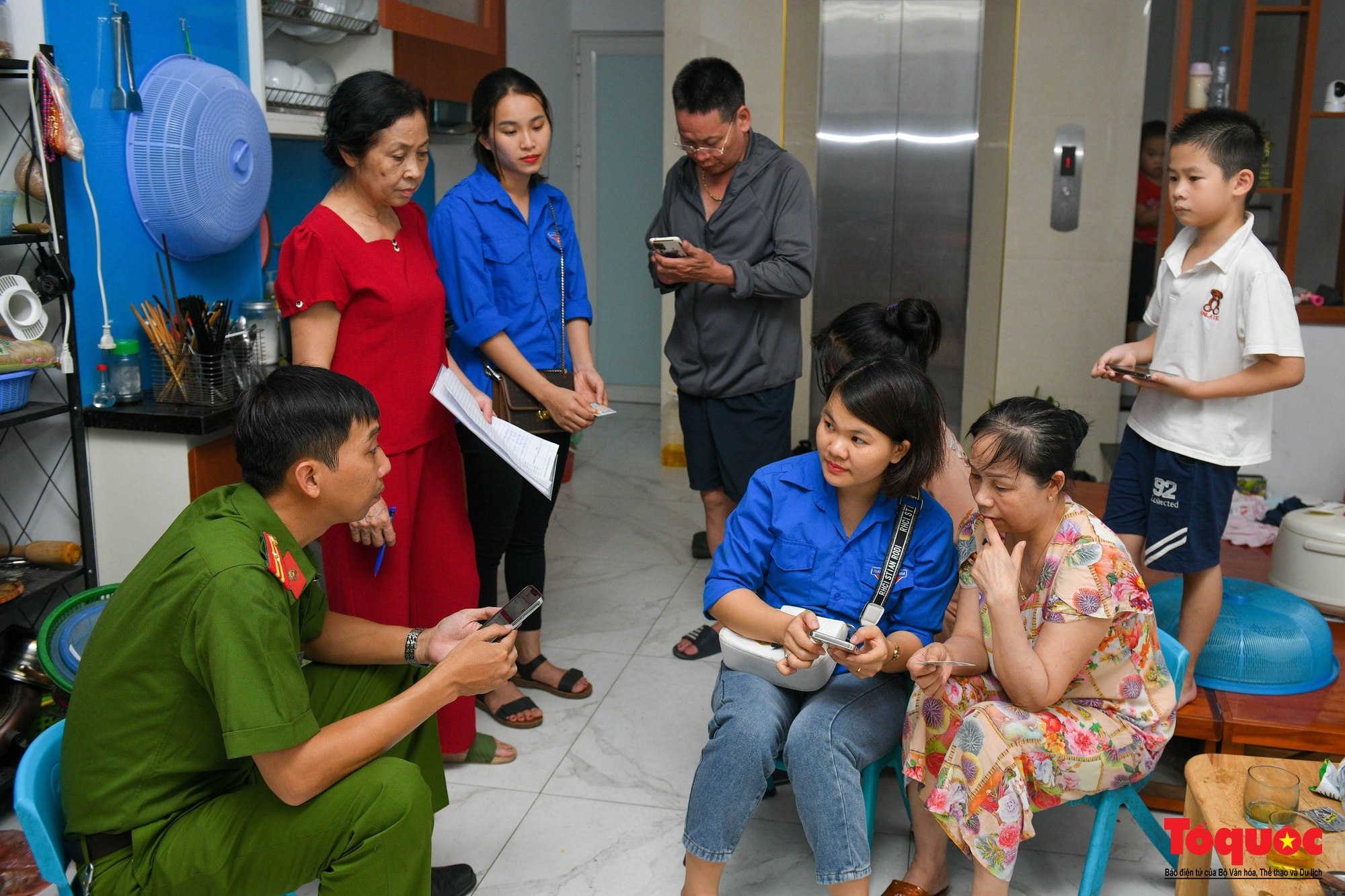 Tăng cường hướng dẫn người dân kích hoạt định danh điện tử ở Hà Nội - Ảnh 10.