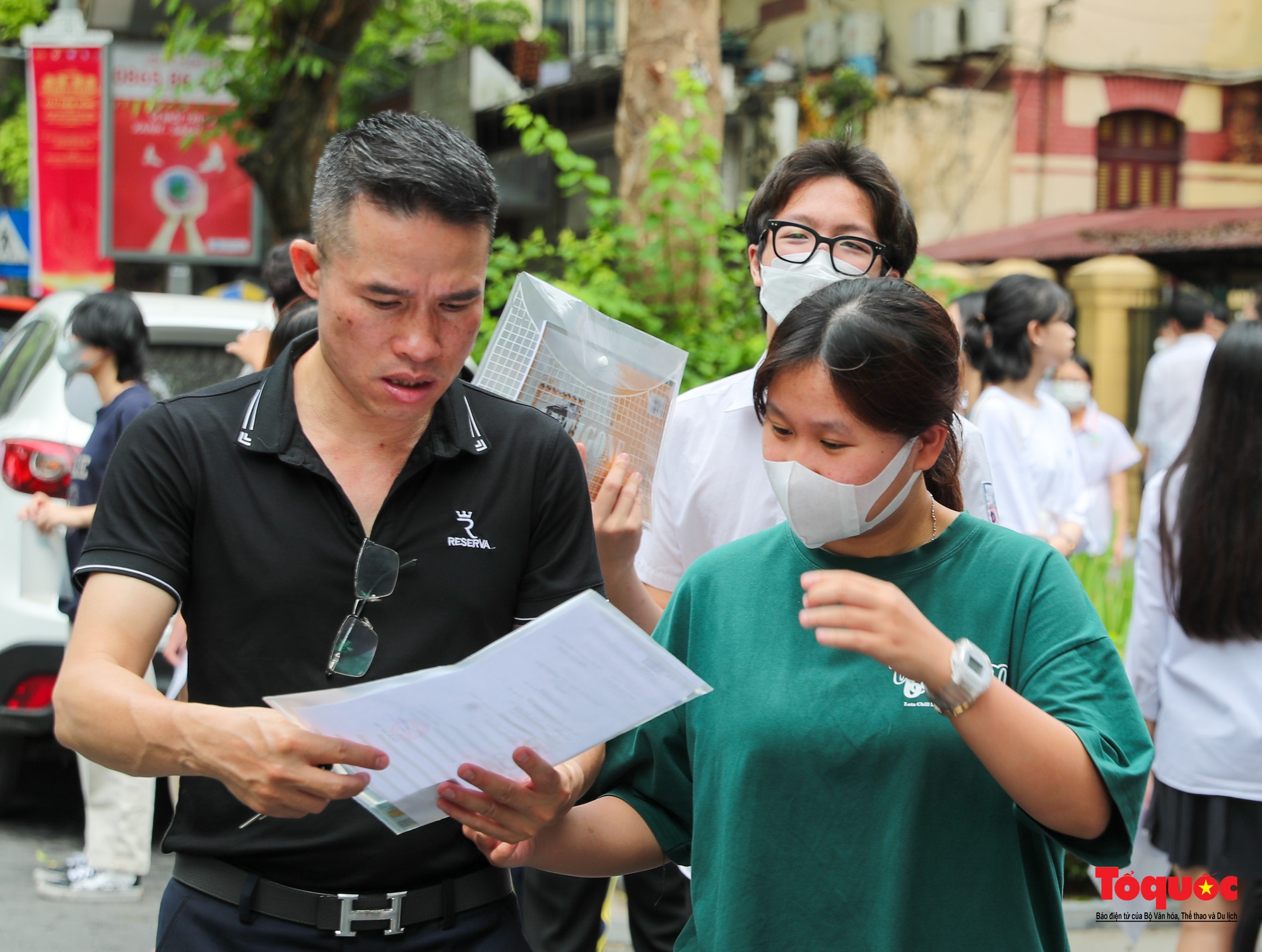 Hà Nội: Thí sinh thủ đô hồi hộp làm thủ tục dự thi lớp 10 - Ảnh 3.