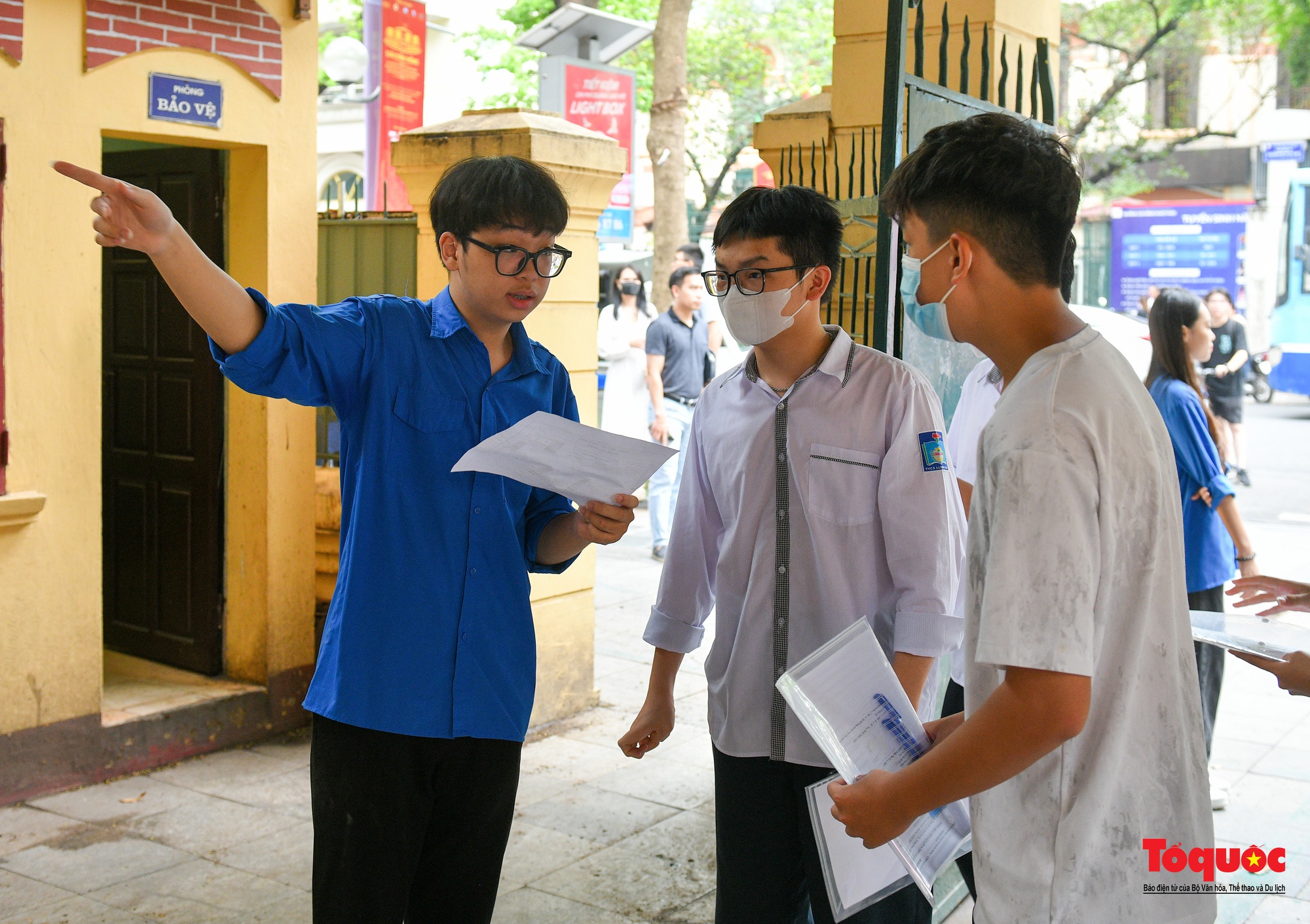 Hà Nội: Thí sinh thủ đô hồi hộp làm thủ tục dự thi lớp 10 - Ảnh 4.